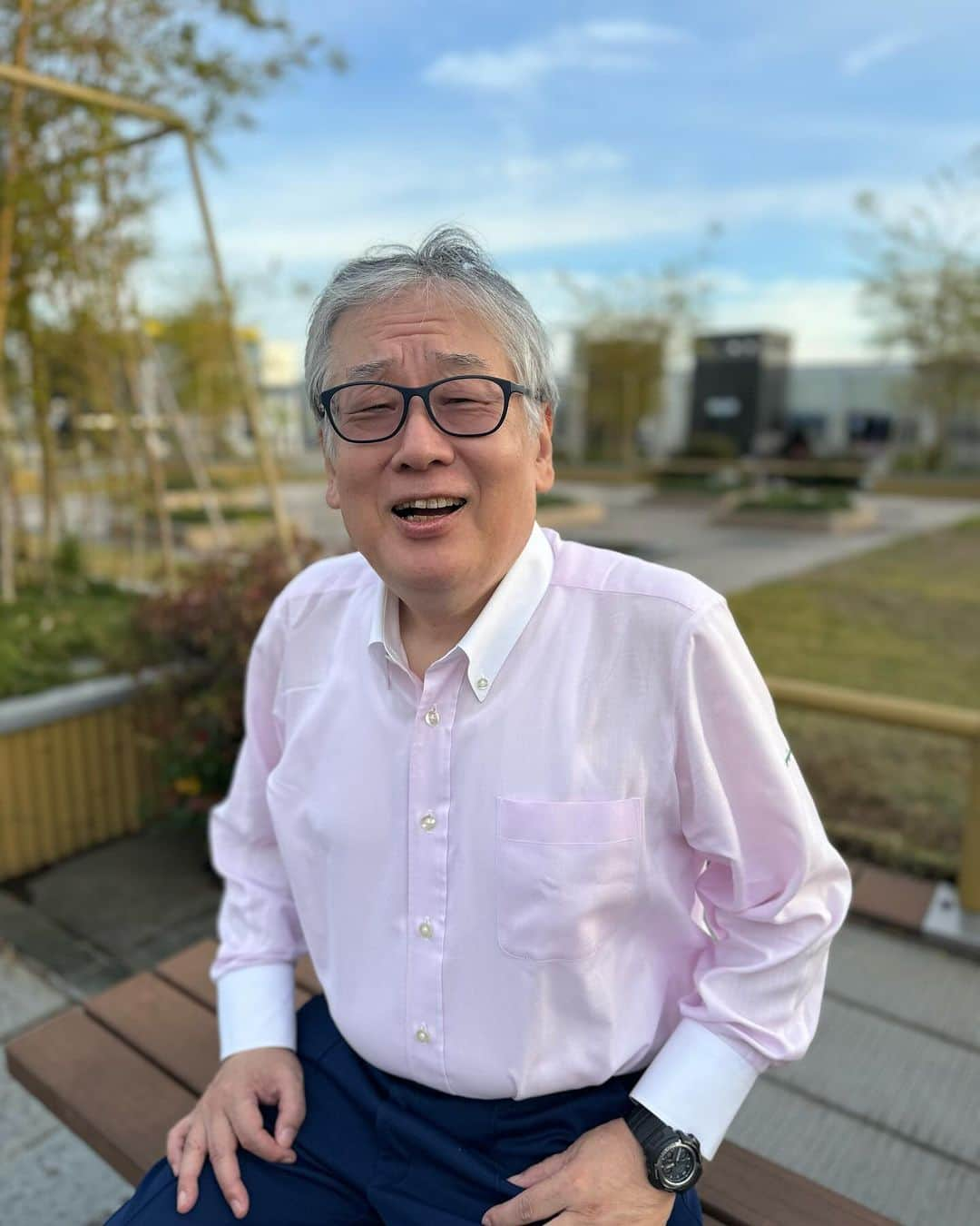 河島あみるさんのインスタグラム写真 - (河島あみるInstagram)「万葉学者、上野誠先生が 株式会社ツキハナに仲間入りすることになりました。 「プロフィール写真より痩せました？髪色もシルバーの方が素敵ですよ！」 ということで、京都駅ビルの広場で撮影📷 どの写真が良いですかね😜  #万葉集#万葉学者  #國學院大學 #上野誠 #講演#講演会講師  #ラジオパーソナリティ #ツキハナプロモーション #株式会社ツキハナ」11月16日 19時51分 - amiru_kawashima