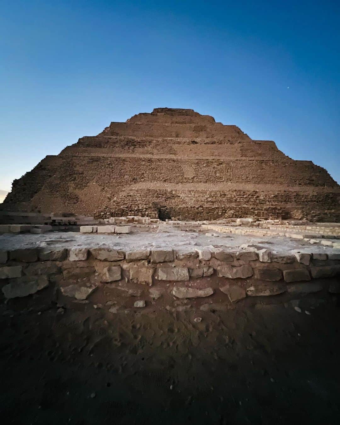 愛川みれいさんのインスタグラム写真 - (愛川みれいInstagram)「ウナス王のピラミッド👑  早朝から出発したから、朝日🌅がとっても綺麗だった❤️  貸切で地下に入れたんだけど、もうそれはそれは 凄いの一言で大感動でした😭✨✨✨  #エジプト#ピラミッド#ウナス王#海外旅行 #ピラミッドの地下#感動#愛川みれい」11月16日 19時51分 - mirei.aikawa