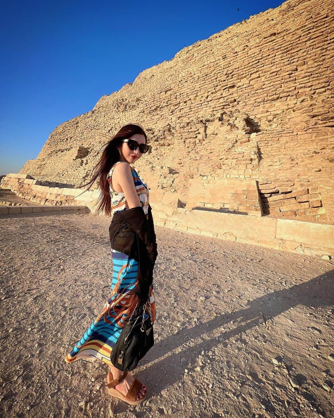 愛川みれいのインスタグラム：「ウナス王のピラミッド👑  早朝から出発したから、朝日🌅がとっても綺麗だった❤️  貸切で地下に入れたんだけど、もうそれはそれは 凄いの一言で大感動でした😭✨✨✨  #エジプト#ピラミッド#ウナス王#海外旅行 #ピラミッドの地下#感動#愛川みれい」