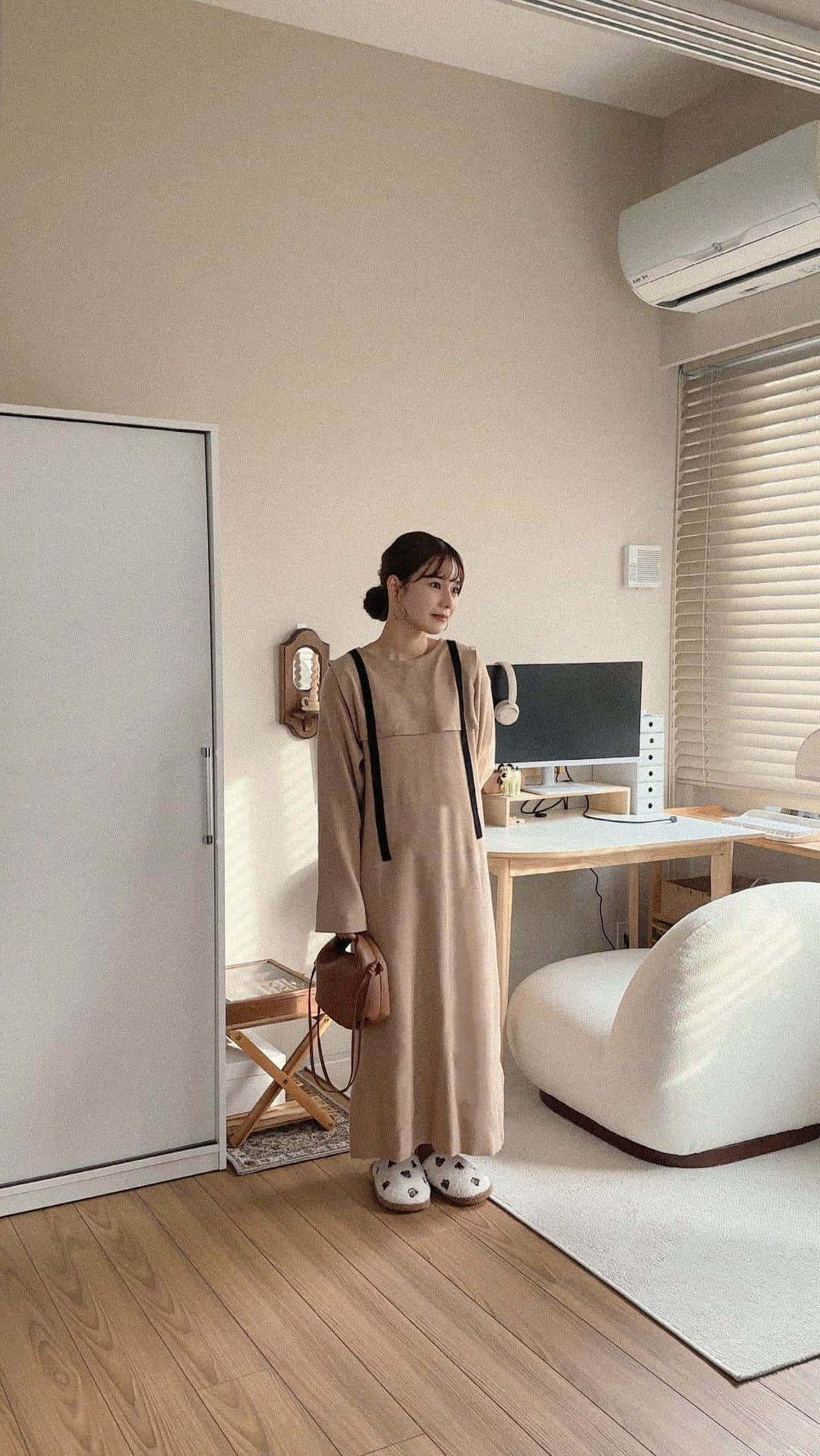 たかあしあかりのインスタグラム：「new  今日販売開始の新作ワンピ👗  紐付きセーラーニットワンピース black/beige/natural FREE size ¥6,930 tax in」