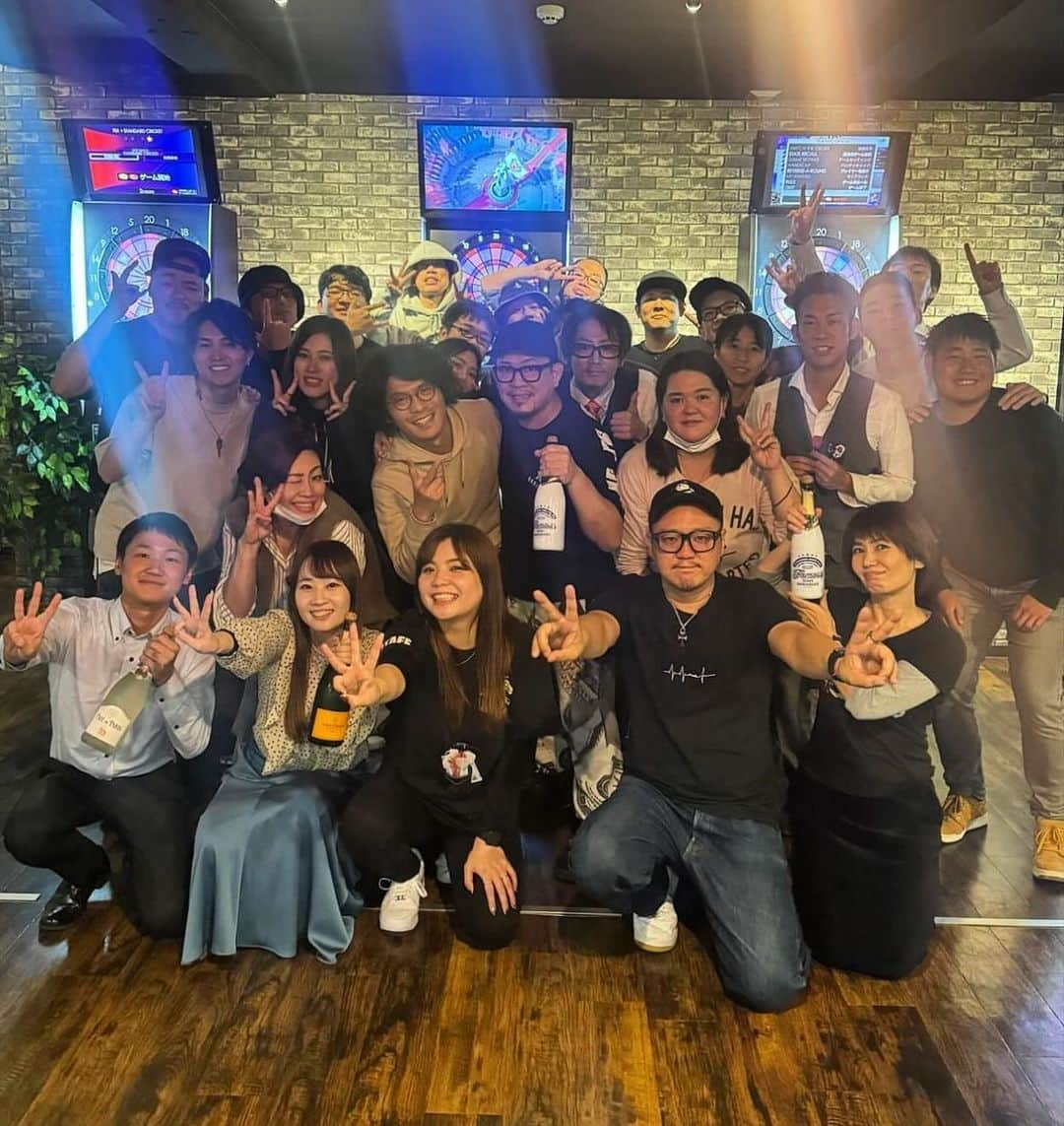 浅田斉吾のインスタグラム：「作詞はDarts Bar Famousに沢山のご来店ありがとうございました！ 優勝祝いで沢山集まって頂き、また沢山ご馳走になりました！ 皆様ありがとうございます！  ダーツ18年目、これからも頑張っていきます！  #dartsbarfamous #ダーツバーfamous #ダーツバーフェイマス #ダーツフェイマス #浅田斉吾 #浅田斉吾プロ  #大阪心斎橋 #心斎橋ダーツ  #ダーツバー  #ダーツ男子 #ダーツ女子 #ダーツライブ」