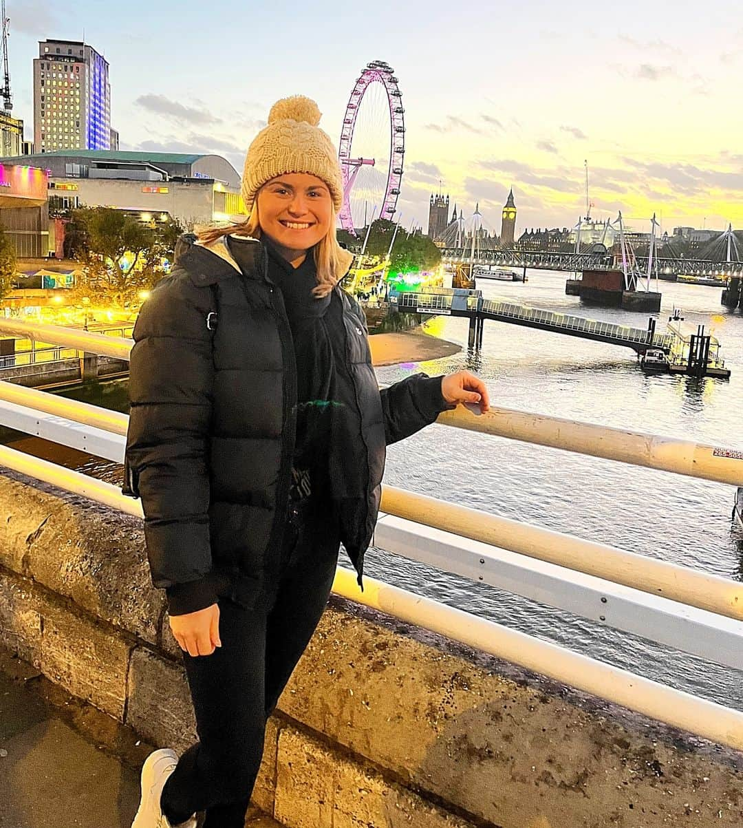 カーリー・ブースのインスタグラム：「The big smoke #london」