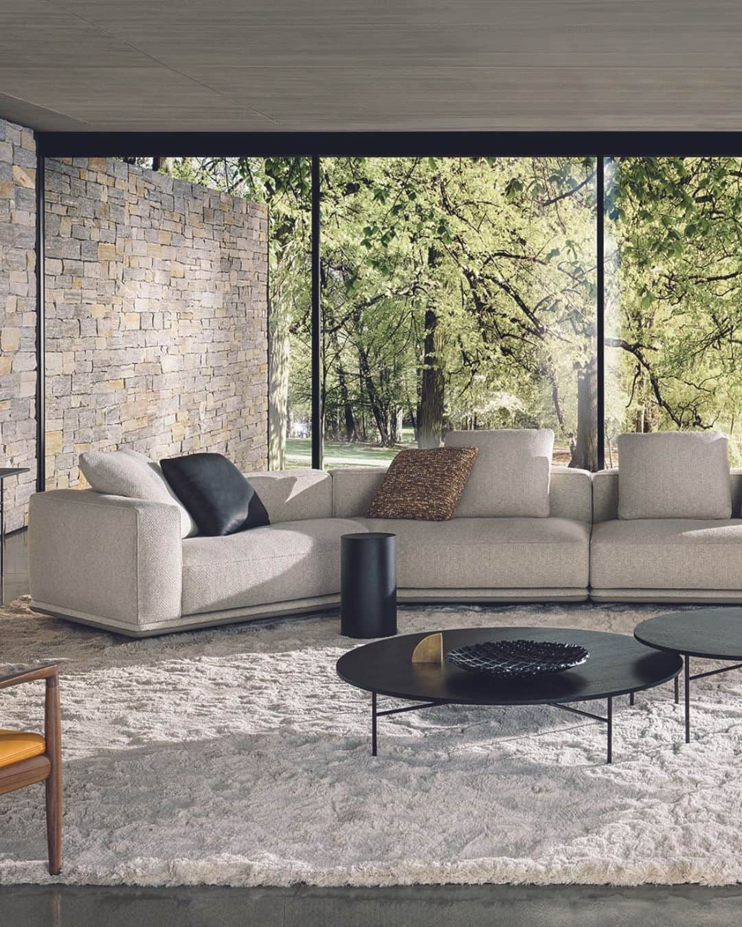 Minotti Londonのインスタグラム：「A floating island with square lines that marks the horizon of the living space. The new system by @mkogan27 / @studiomk27 takes shape from a suspended base, a solid thin line covered in leather, fabric or both, on which generous volumetric padded elements rest.  Perfectly consistent with Marcio Kogan's design philosophy, the Horizonte modular seating system is the result of a clear architectural vision: a rigorous shape, raised seven centimetres off the ground thanks to a recessed plinth in matt black varnished metal, which gives the sofa a special feeling of suspension.  Tap the link in our bio to explore the Horizonte Sofa.  #horizonte #minotti #luxuryfurniture #interiordesign #madeinitaly #luxurysofa #sofadesign #sofa #livingroomdecor #livingroomideas #livingroomdesign #marciokogan #studiomk27」