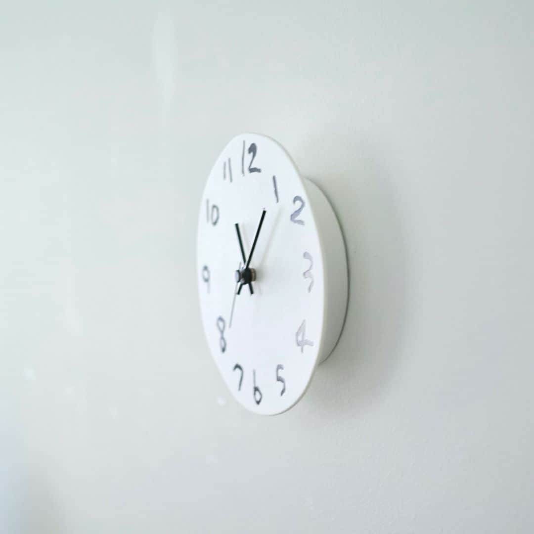 キナリノさんのインスタグラム写真 - (キナリノInstagram)「やさしい時間が流れるような、 ゆるさのあるデザイン◎ " About " wall clock   －－－－－－－－－  様々なモチーフを"線"として表現する アーティスト「Yuki MIKAMI 」デザインの、 紙で出来た時計です。  あまり時間を気にせず過ごす空間に置いてほしい。 そんな想いから生まれました🌿  数字の配置もあえてきっちり正確にせず、 文字盤のかたちも手書きした丸から切り抜いた、 だいたいの円形です。 直径約13cmという小さいサイズ感も とても可愛いです🤍  広い面の壁はもちろんですが、 省スペースにも飾りやすく、 家の中の様々な場所でマッチしてくれますよ🕚  年末にかけて忙しくなると ついつい顔もこわばってしまったり... そんな時はこの時計を見て 体も気持ちもゆるめてくださいね😌  －－－－－－－－－  Yuki MIKAMI About wall clock [壁掛け時計] https://mall.kinarino.jp/item-123506  －－－－－－－－－  ▶画像をタップすると詳細情報をご覧いただけます。  ▶プロフィールの「インスタ掲載」ボタンから、ご紹介商品をまとめてご覧いただけます。→@kinarino_official  ▶キナリノアプリでも販売中！ 「お買いもの」→「インスタグラム掲載アイテム」 　 ※ダウンロードはプロフィールリンクから→@kinarino_official  #キナリノモール #キナリノ #丁寧な暮らし #暮らし #時計 #腕時計 #壁掛け時計 #壁時計 #置時計 #シンプルインテリア #お洒落な時計 #おすすめ時計 #素敵な時間 #プレゼント #癒しの空間 #癒される #HOEK #YukiMIKAMI #clock #interior #stylish #gift #simple」11月16日 20時00分 - kinarino_official
