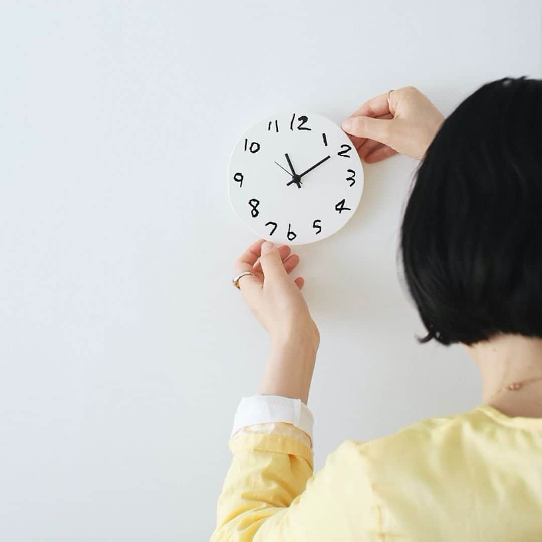 キナリノのインスタグラム：「やさしい時間が流れるような、 ゆるさのあるデザイン◎ " About " wall clock   －－－－－－－－－  様々なモチーフを"線"として表現する アーティスト「Yuki MIKAMI 」デザインの、 紙で出来た時計です。  あまり時間を気にせず過ごす空間に置いてほしい。 そんな想いから生まれました🌿  数字の配置もあえてきっちり正確にせず、 文字盤のかたちも手書きした丸から切り抜いた、 だいたいの円形です。 直径約13cmという小さいサイズ感も とても可愛いです🤍  広い面の壁はもちろんですが、 省スペースにも飾りやすく、 家の中の様々な場所でマッチしてくれますよ🕚  年末にかけて忙しくなると ついつい顔もこわばってしまったり... そんな時はこの時計を見て 体も気持ちもゆるめてくださいね😌  －－－－－－－－－  Yuki MIKAMI About wall clock [壁掛け時計] https://mall.kinarino.jp/item-123506  －－－－－－－－－  ▶画像をタップすると詳細情報をご覧いただけます。  ▶プロフィールの「インスタ掲載」ボタンから、ご紹介商品をまとめてご覧いただけます。→@kinarino_official  ▶キナリノアプリでも販売中！ 「お買いもの」→「インスタグラム掲載アイテム」 　 ※ダウンロードはプロフィールリンクから→@kinarino_official  #キナリノモール #キナリノ #丁寧な暮らし #暮らし #時計 #腕時計 #壁掛け時計 #壁時計 #置時計 #シンプルインテリア #お洒落な時計 #おすすめ時計 #素敵な時間 #プレゼント #癒しの空間 #癒される #HOEK #YukiMIKAMI #clock #interior #stylish #gift #simple」