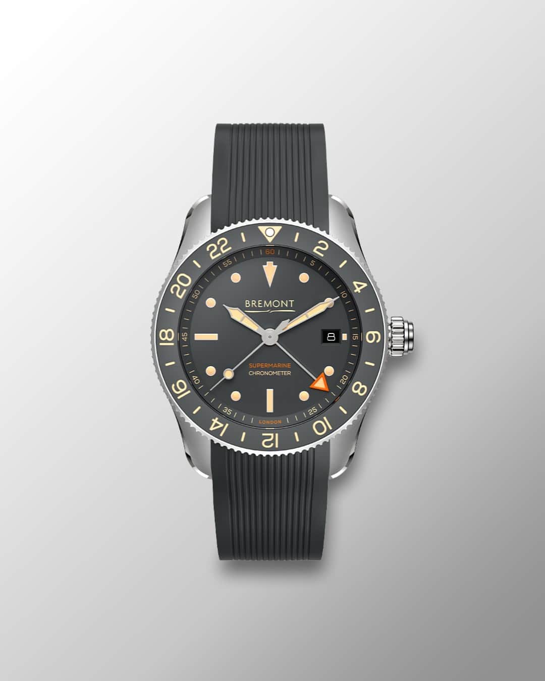 ブレモンのインスタグラム：「Supermarine Ocean - The Details.  Dive into the depths of style and functionality with the Supermarine Ocean. With its GMT functionality, ceramic uni-directional 24 hour bezel, and optimum legibility, this timepiece is the perfect companion for life's adventures.  Which strap is your top pick? - 'Thresher Grey' integrated rubber strap with pin buckle clasp. - Stainless steel bracelet. - Brown vintage leather strap with pin buckle clasp.  Shop yours at the Link-in-Bio 🔗  #Supermarineocean #limitededitionwatches #savetheturtles #bremontwatches #watches #bremont #bremontsupermarine #divewatches #freediving #toolwatches」