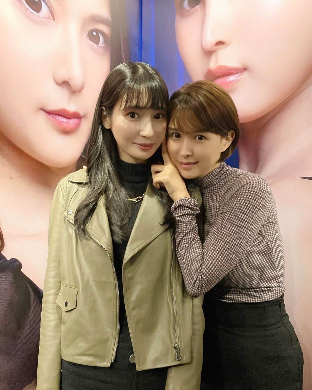 デコウトミリのインスタグラム：「つかさちゃん写真展おつかれさまでした🥰🙏  8womanの感想、Instagramには書いていなかったので少し書きます。 　 圧倒的なスケールで毎年感動をくれた8womanの写真展。  今年はいつもより強めなテーマのはずなのに、、、 なのに。なのに。逆に。 儚さとかやわらかさ、神聖さが押し寄せてくる、、、🥲 めちゃくちゃ美しくて圧倒されたのはもちろんなのですが 今年の写真は今までで一番 みんなが日々たたいながら感じている孤独とか昂まりとか人間らしさが身近に感じられて、心に迫るものがありました。 そんなラスト写真展でした。  3年間、観客として、全部見届けられて嬉しいです。 また新たなステージが始まりましたね！ 私までなんだかワクワクしています🧚 　  これからもファンとして、お友だちとして、ずっと応援しています♡」