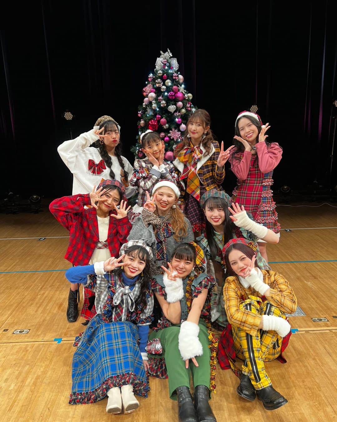 ANGERMEのインスタグラム：「. アンジュルムFCイベント2023 ～Angermerry Xmas～  12月18日(月） かつしかシンフォニーヒルズ モーツァルトホール にて開催します🎄✨  写真は去年のクリスマスイベントです！ 今年はどんな衣装かお楽しみに…😌✨  現在ファンクラブ2次受付中！ お待ちしています🪅    #アンジュルム #ANGERME」
