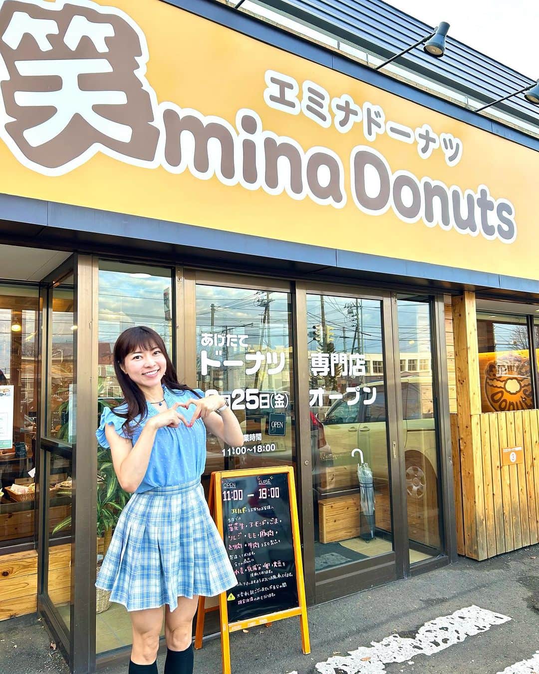 DJ MIYAのインスタグラム：「みんなきゃっほーぉぉ💕昨日は車で三井アウトレットモール札幌店にいくまえにすぐ近く、北広島に今年8月Openした 『笑mina Donuts』さんに行ってきましたぁぁ❤️（エミナドーナツ）  道路沿いにあって目立つ看板と建物がすぐにわかりました🎀  全てお店で揚げたてで沢山の種類にウワーッってすごぉい♡♡ いいにおいドーナツ🍩🍩  PR @emina_donuts  各エリアに並べられたできたてのドーナツのラインナップすごい〜広い店内を見るだけでも楽しくなるよ❤️  【生クリームの生ドーナツ】は４種類食べてみたんだけど『ピスタチオ』が特に気に入ったよ💕すごぉいクリームとふわふわーっ&もちもちぃとしたドーナツ生地がめっちゃ美味しいの^_^  【クロワッサンドーナツ】は軽めだけどしっとりと仕上がった極上ドーナツ。カスタードとチョコレートもあってどちらもおすすめ！  『明太ポテト』は 午後のおやつにMomとお家で楽しみました。 すごぉぉい！中の具もすごく美味しいしドーナツ生地とよく合うぅおいちっ幸せですうう˚✧₊⁎❝᷀ົཽ≀ˍ̮ ❝᷀ົཽ⁎⁺˳✧༚  宝永の餃子カレーパンもideaがすごい！こんなの初めて💕  オールドファッションも食べていてほっとする優しい味で  沖縄ドーナツサーターアンダギーが札幌で買えるのって嬉しいよね🎵  もうぜんぶ美味しくて全部50種類あるそうなのでこちらが特におすすめ^_^  みんな行ってみてね♡  ありがとうございましたぁぁ❤️  ◉営業時間: 11:00～18:00  website http://www.foodsandbread.co.jp  北海道北広島市大曲南が丘２丁目1-6  #笑minadonuts #ドーナツ専門店 #北海道ドーナツ #北広島スイーツ #北広島グルメ #北広島 #えみなドーナツ #大人気 #スイーツ #ドーナツ #クリームドーナツ #クロワッサンドーナツ  #トリドリベース　#ドーナッツ #ドーナツ女子 #スイーツ女子 #旅ブロガー #タビジョ #旅インフルエンサー #北海道旅行 #北海道 #札幌 #札幌大曲 #ドライブ旅行 #札幌ドーナツ #札幌スイーツ #札幌グルメ #札幌カフェ #グルメインスタグラマー #インフルエンサー」