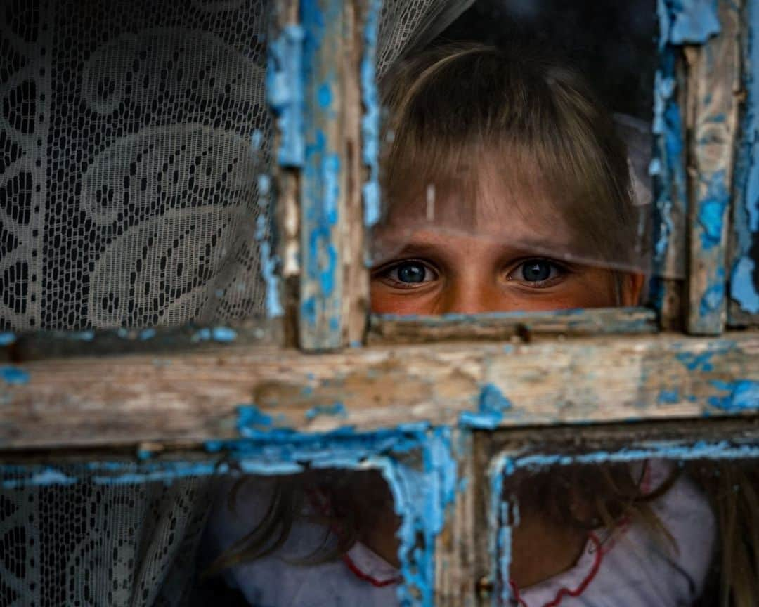 AFP通信のインスタグラム：「AFP presents FOCUS, a book offering photographs that reflect the highlights of world news from the last 12 months.⁣ This book is available on November 16th⁣ ⁣ 1 - Antonina, 9, looks through a shrapnel-broken window after an online lesson on the first school day at her home in the village of Pokrovske, on September 1, 2022, amid Russian invasion of Ukraine. ⁣ 📷 @theblindkolcho⁣ ⁣ 2 - Mesut Hancer holds the hand of his 15-year-old daughter Irmak, who died in the earthquake in Kahramanmaras, Turkey's southeast, on February 7, 2023. ⁣ 📷 @ademaltann⁣ ⁣ 3 - The 'voodoo' wrestler known as Panthère, utters incantations above the alter of his shrine in Kinshasa, Democratic Republic of Congo, on July 27, 2023. ⁣ 📷 @huguet.alexis ⁣ ⁣ 4 - A girl burns raw coal to make it usable for further sale near an open cast mining site on the outskirts of Dhanbad on July 6, 2023.⁣ 📷 @moneysharma ⁣ ⁣ 5 - Ukrainian military paramedics evacuate a wounded serviceman from the front line near Bakhmut, on March 23, 2023.⁣ 📷 @aris.messinis⁣ ⁣ 6 - France's forward #10 Kylian Mbappe fights for the ball with Argentina's forward #10 Lionel Messi during the Qatar 2022 World Cup final football match between Argentina and France in Lusail, north of Doha on December 18, 2022.⁣ 📷 @anne.christine.poujoulat ⁣ ⁣ 7 - A protestor holds an umbrella to protect from teargas during a demonstration against the government's proposed pensions overhaul, in Nantes, on March 15, 2023.⁣ 📷 @loicvenance⁣ ⁣ 8 - Elephant keeper Kiapi Lakupanai plays with two calves at Reteti Elephant Sanctuary in Namunyak Wildlife Conservancy, Samburu, Kenya on October 12, 2022. ⁣ 📷 @luistatophoto⁣ ⁣ 9 - Nasibe Samsaei, an Iranian woman living in Turkey, cuts her ponytail off during a protest outside the Iranian consulate in Istanbul on September 21, 2022, following the death of Iranian Mahsa Amini after her arrest by the country's morality police in Tehran. ⁣ 📷 @yasinakgul⁣ ⁣ 10 - Migrants carry a smuggling boat on their shoulders as they prepare to embark on the beach of Gravelines, near Dunkirk, northern France on October 12, 2022, in a attempt to cross the English Channel.⁣ 📷 @sameer_aldoumy」