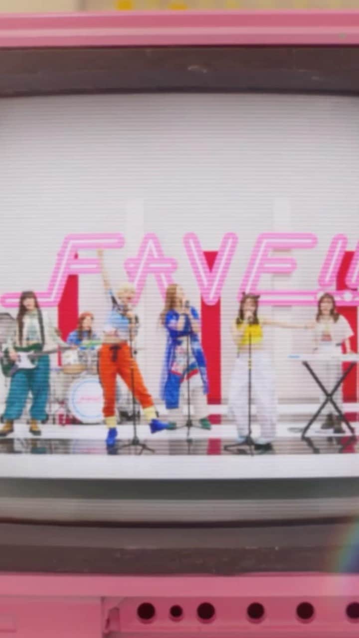 Girls²のインスタグラム：「「I wanna 宣言」MV公開🎥💖  #Girls2_FAVE #Iwanna宣言  #Girls2 #ガールズガールズ」