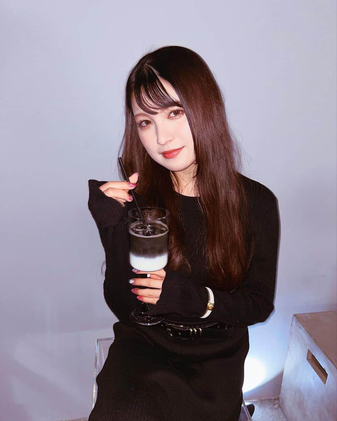 神志那結衣さんのインスタグラム写真 - (神志那結衣Instagram)「遥とモノトーンなカフェに行った日☕️🤍🖤  こう見えて持ってるのはカフェラテ･゜ﾟ･* あとは胡麻プリンを食べたよ♡  カフェの雰囲気に合わせてコーデをするのが結構好きなんだ〜  この日、遥が凄い流暢にトークするのが面白かった😂💕  あと、お揃いのリップ買った💄  #カフェ　#渋谷カフェ　#渋谷　#cafe #モノトーン」11月16日 20時01分 - jiina27