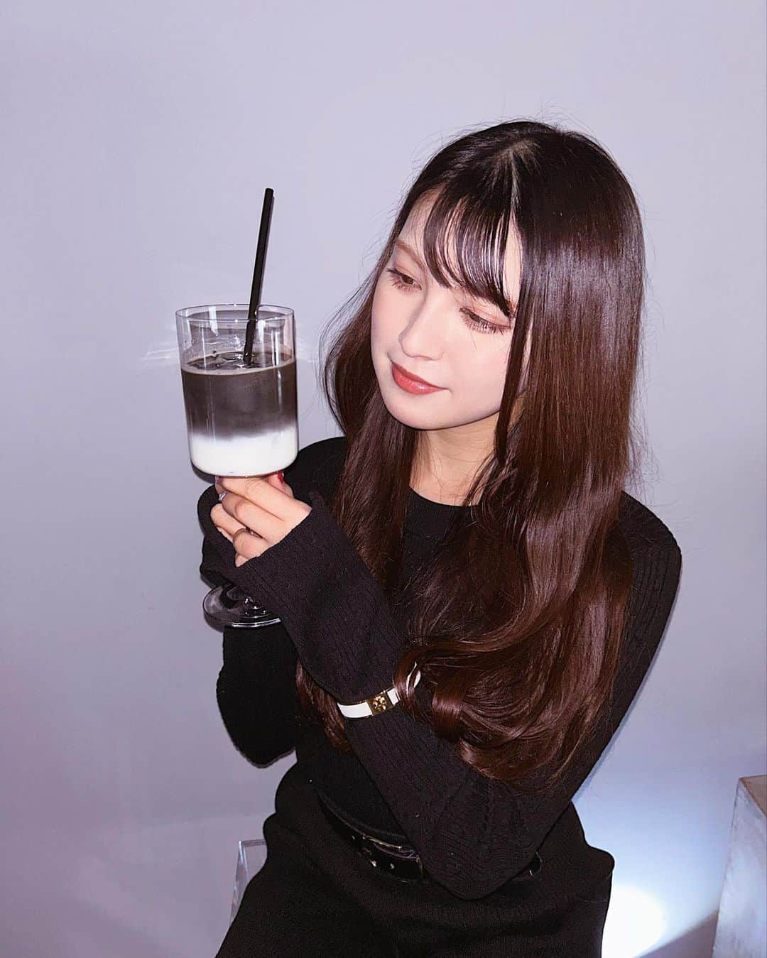 神志那結衣のインスタグラム：「遥とモノトーンなカフェに行った日☕️🤍🖤  こう見えて持ってるのはカフェラテ･゜ﾟ･* あとは胡麻プリンを食べたよ♡  カフェの雰囲気に合わせてコーデをするのが結構好きなんだ〜  この日、遥が凄い流暢にトークするのが面白かった😂💕  あと、お揃いのリップ買った💄  #カフェ　#渋谷カフェ　#渋谷　#cafe #モノトーン」