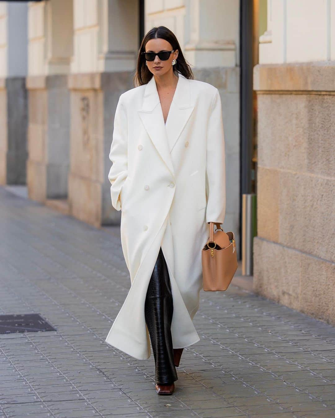 Zina Charkopliaさんのインスタグラム写真 - (Zina CharkopliaInstagram)「This white coat 😍 Love the voluminous shape and length 🤍  📷 @thestyleograph」11月16日 20時02分 - zinafashionvibe