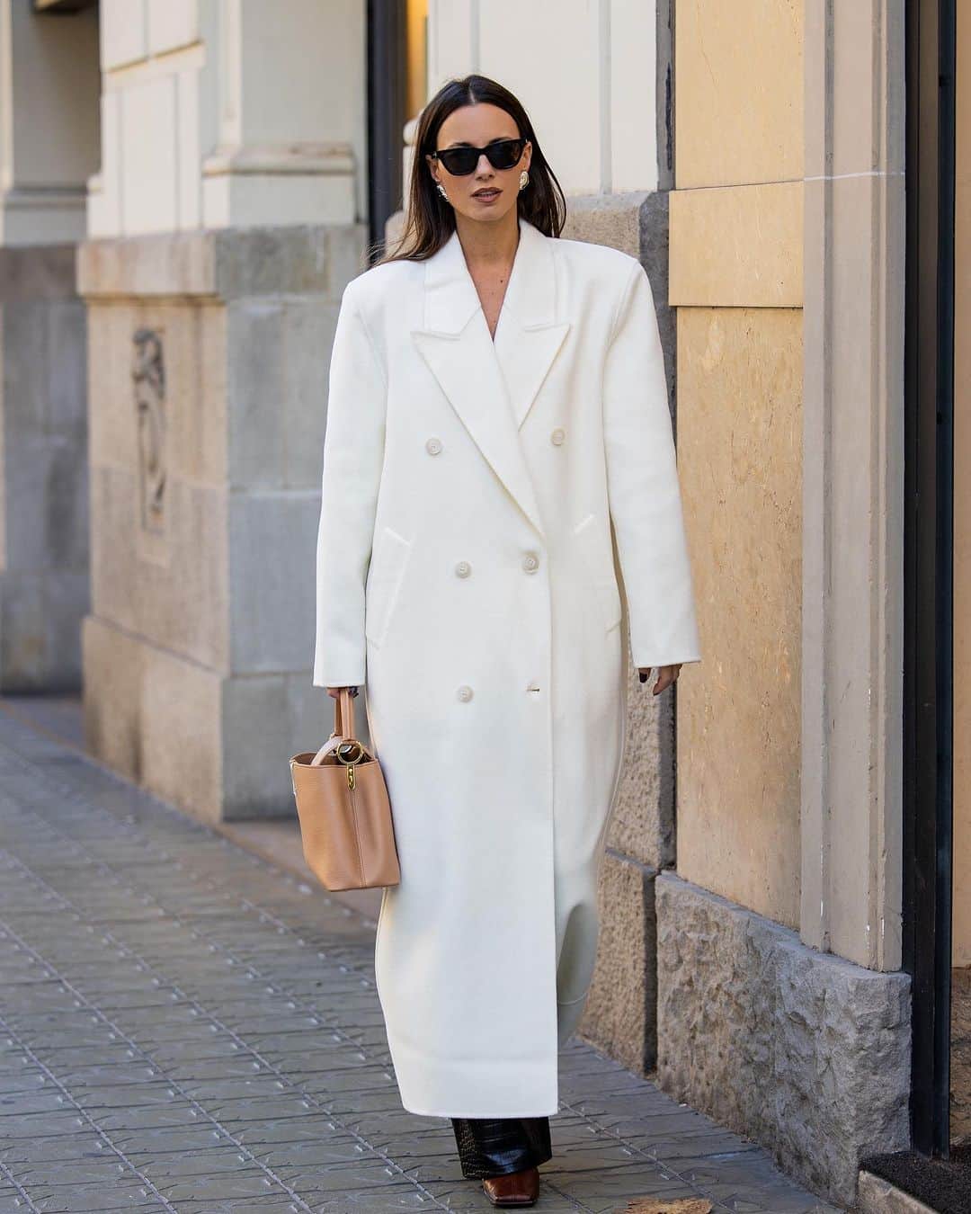 Zina Charkopliaさんのインスタグラム写真 - (Zina CharkopliaInstagram)「This white coat 😍 Love the voluminous shape and length 🤍  📷 @thestyleograph」11月16日 20時02分 - zinafashionvibe
