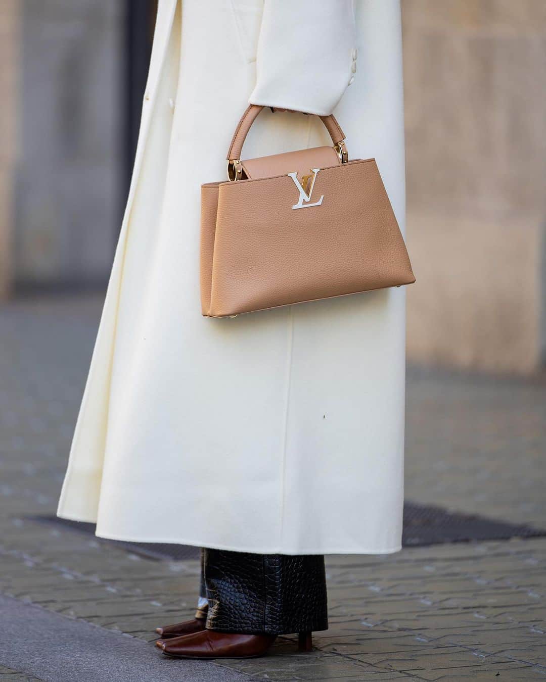 Zina Charkopliaさんのインスタグラム写真 - (Zina CharkopliaInstagram)「This white coat 😍 Love the voluminous shape and length 🤍  📷 @thestyleograph」11月16日 20時02分 - zinafashionvibe
