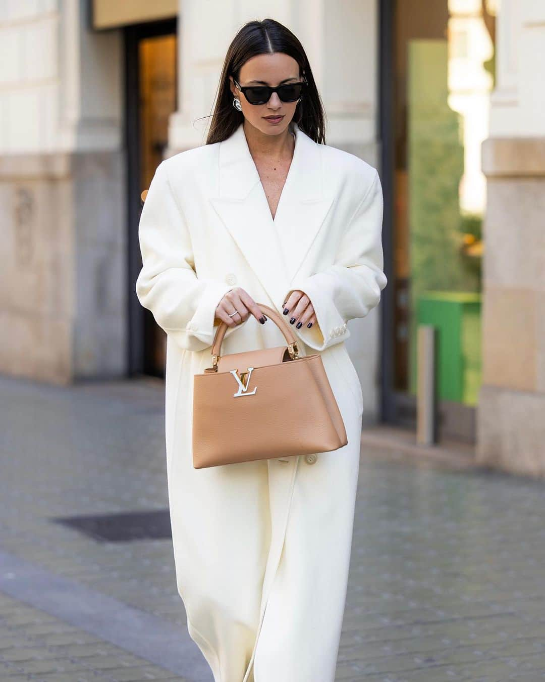 Zina Charkopliaさんのインスタグラム写真 - (Zina CharkopliaInstagram)「This white coat 😍 Love the voluminous shape and length 🤍  📷 @thestyleograph」11月16日 20時02分 - zinafashionvibe