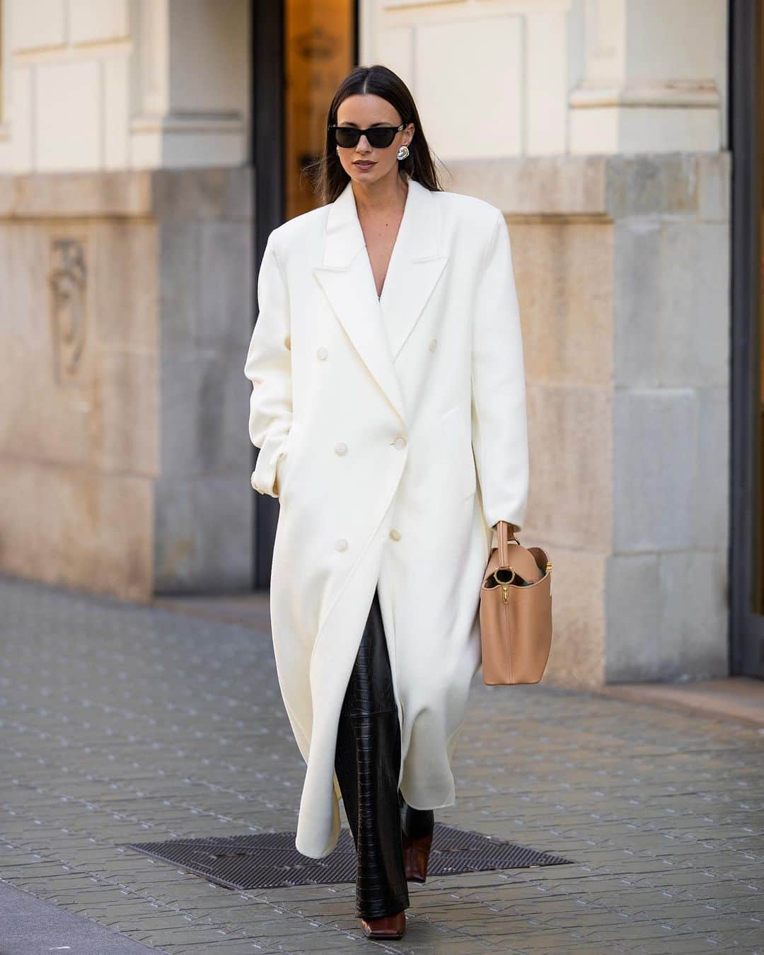 Zina Charkopliaのインスタグラム：「This white coat 😍 Love the voluminous shape and length 🤍  📷 @thestyleograph」