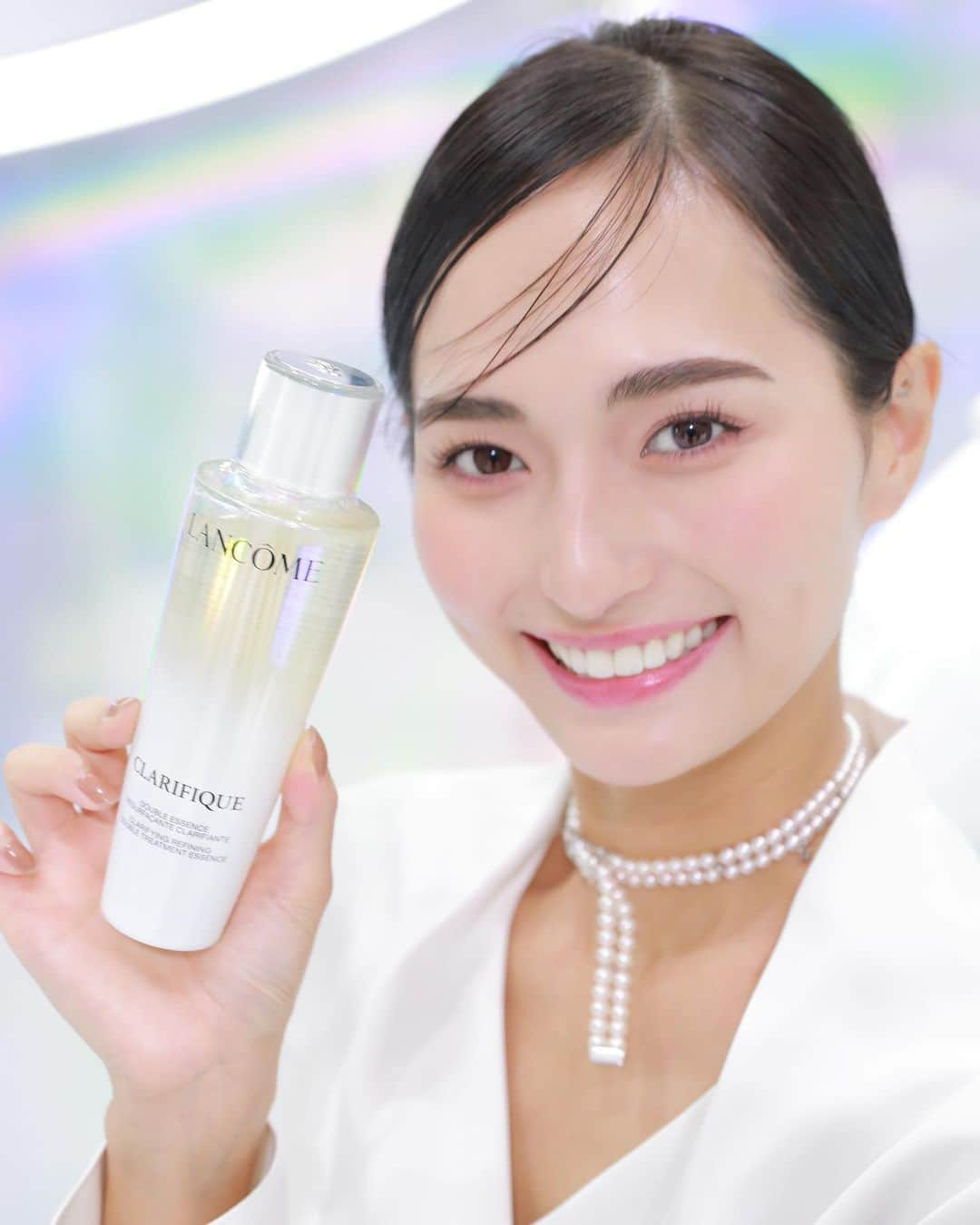 山賀琴子のインスタグラム：「@lancomeofficial  4年ぶりにリニューアルされるランコムのクラリフィック。 新しいクラリフィックは従来のものより8倍の保湿力があり、さらにはアルコール・香料フリーで肌に優しくなったみたい✨ 透明感のある素肌を目指して使ってみようっと🫶🏻  ファンデーションも2月に新色が出るそう！ピンク味があってコンシーラー使いも良さそうでした✨  #ランコム #PR #クラリフィック #満たされ透明肌 #lancomeskincare #ウルトラファンデ #lancomemakeup」