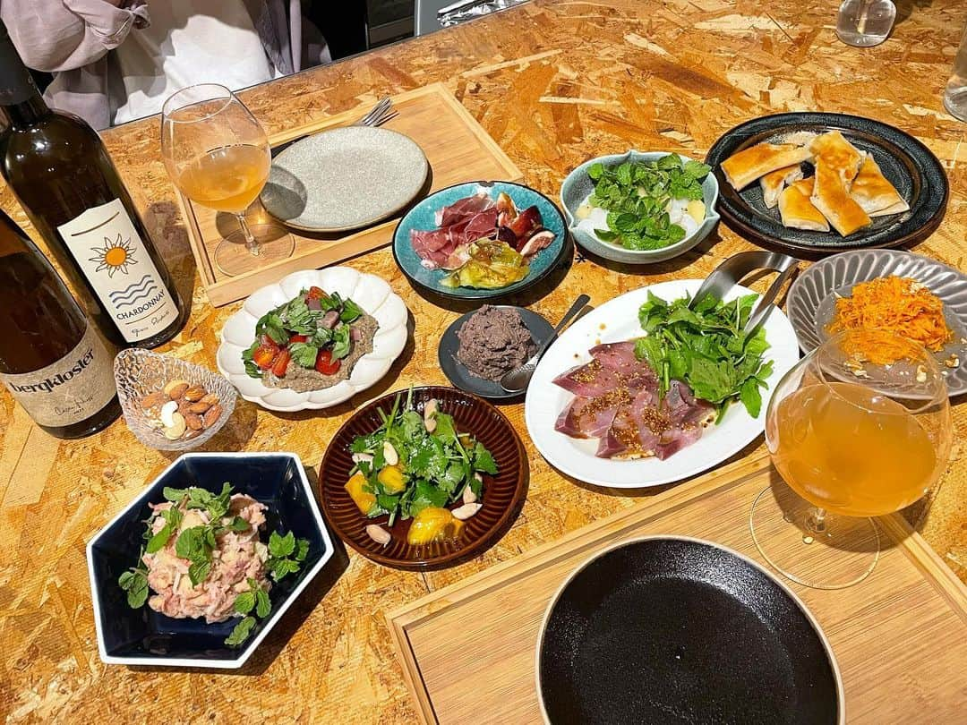 yuco_yoshidaさんのインスタグラム写真 - (yuco_yoshidaInstagram)「恒例の持ち寄りワイン会🥰🍷時差投稿やけど！ わたしは •焼き茄子と生ハムいちじくマリネ •ハマチのマスタードカルパッチョ •柿と生落花生とパクチーサラダ •にんじんクミンラペ •しらすとじゃがいもと焼き海苔の春巻き 作ったよ☺️🍴🤍 しのぴーのアテ、ほんとどれも美味しかった🤤！ 次は日本酒かな？ヒレ酒会しよう🍶🐡✨ ・ ・ #ゆうコロ食堂  #居酒屋ゆうこ🏮 #おうちワイン」11月16日 20時12分 - yuco_yoshida