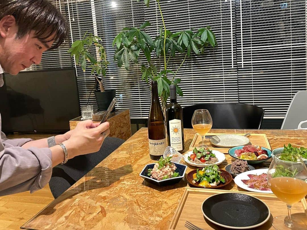 yuco_yoshidaさんのインスタグラム写真 - (yuco_yoshidaInstagram)「恒例の持ち寄りワイン会🥰🍷時差投稿やけど！ わたしは •焼き茄子と生ハムいちじくマリネ •ハマチのマスタードカルパッチョ •柿と生落花生とパクチーサラダ •にんじんクミンラペ •しらすとじゃがいもと焼き海苔の春巻き 作ったよ☺️🍴🤍 しのぴーのアテ、ほんとどれも美味しかった🤤！ 次は日本酒かな？ヒレ酒会しよう🍶🐡✨ ・ ・ #ゆうコロ食堂  #居酒屋ゆうこ🏮 #おうちワイン」11月16日 20時12分 - yuco_yoshida