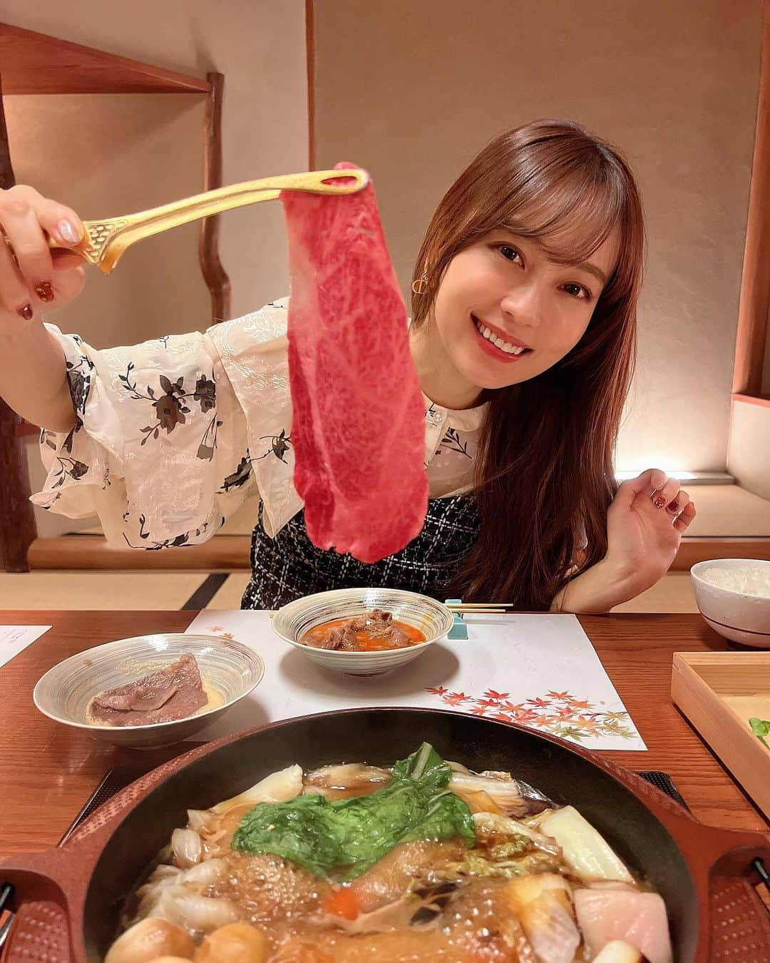 みき みーやんのインスタグラム：「こんな豪華なすき焼きない！🤤♡ . . 北新地にあるしゃぶしゃぶきらく❤ @kitashinchi_kiraku  . ここ大好きなお店で3回目ー🙆‍♀️ . いつもはしゃぶしゃぶだけど 今回は初めてすき焼きを食べました🤤 . ■季節のすり流し ■きらくの逸品 ■特選和牛ヒレ ■季節野菜の盛り合わせ ■極上霜降り和牛リブロース ■本日の逸品 ■特選和牛肩ロース ■お食事 ■季節のデザート . お店のお香の香りにうっとりして 中庭が見えるお部屋で美味しいお肉と 素敵なおもてなし。 これ以上の贅沢ってあるのかしら？🤤♡w . . すき焼きコースの中で特においしかったのが 近江牛のヒレをさっと焼いて（結構分厚い🤤） 卵のムースで食べる一品。 . もう叫びたくなるくらいの感動& 飲み込みたくないくらいの美味しさ😭😭笑 . 近江牛、山形牛、松坂牛いろんなお肉が 堪能できて幸せな１日でした🥺💕 . すき焼き、しゃぶしゃぶは 寒くなってきた今からの季節にぴったりだよね⛄️❤ . . 特別な日にぜひ❤ . . 🗾大阪市北区堂島１丁目２−７パーマリィ・イン B１F 🚶‍♀️北新地駅から徒歩5分 . . #PR#北新地しゃぶしゃぶきらく #すき焼き #北新地グルメ #北新地 #北新地ディナー #個室あり #高級しゃぶしゃぶ #梅田グルメ #大阪グルメ #グルメ女子 #大阪観光 #大阪旅行#高級すき焼き #美味しいお店#osakajapan  #kitashinchi#美味しい焼肉 #大阪 #個室焼肉 #大阪ディナー #個室ディナー #焼肉 #肉食女子女子 #肉スタグラム」