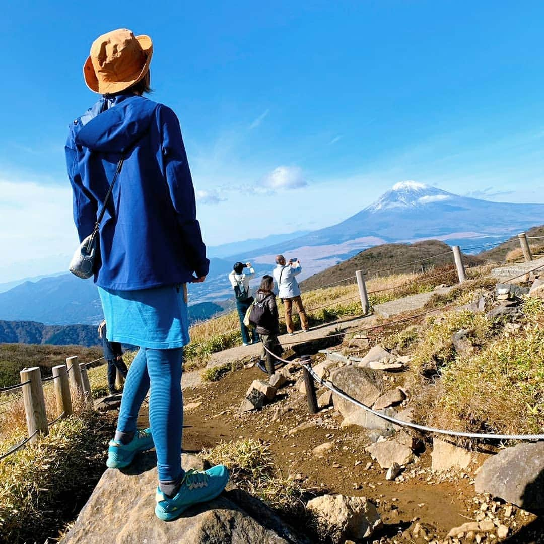 富永美樹さんのインスタグラム写真 - (富永美樹Instagram)「色々落ち着いて久しぶりの#山  めちゃめちゃ#気分転換  #結局 #富士山好き   #箱根 #駒ヶ岳 #山友達  #青い #私も青過ぎる 😅 #山コーデ #芦ノ湖 #九頭竜神社」11月16日 20時12分 - miki.tominaga.official