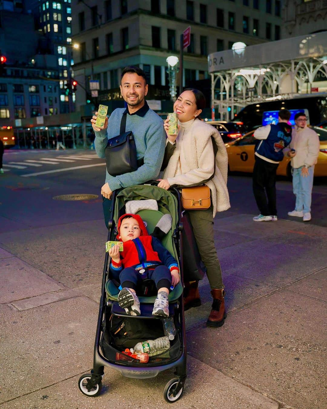 Raffi Ahmadさんのインスタグラム写真 - (Raffi AhmadInstagram)「Suka inget masa kecil deh tiap minum Ultra Sari Kacang Ijo, sekarang bisa diminum kapan aja buat asupan nutrisi harian di NewYork!❤️  Yang 250ml buat aku sama Raffi, yang imut-imut 150ml buat Rayyanza! Lucu banget lagi packagingnya ada Upin&Ipinnya! Makin semangat Rayyanza minumnya❤️❤️  Jadi, buat bekal energi aku dan keluarga selama di NewYork ya.. Ultra Sari Kacang Ijo! Cus beli di e-commerce kesayangan kamu yaa!😇 jangan lupa cek instagram @sarikacangijouj untuk dapatin info dan promo lain nya❤️」11月16日 20時06分 - raffinagita1717