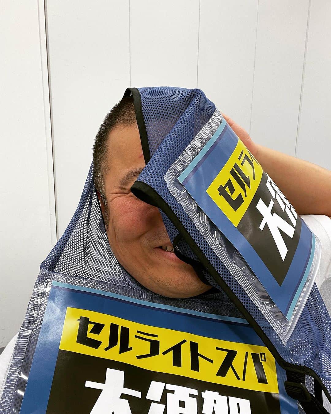 セルライトスパ大須賀のインスタグラム：「ロケ→座王→ロケ→劇場でした  帰りの電車でふと昨日の赤maruを聴いてて田中Ｐのエンジン音でツボるとこでした。  疲れてる証拠だ。  では泥のように寝ます。  いいねちょうだい  おやすみなさい。」