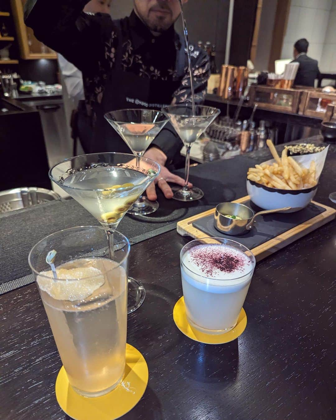 瀧口杏耶さんのインスタグラム写真 - (瀧口杏耶Instagram)「@andaztokyo 🍸 * #PR 一夜限りの @kinobi とのコラボイベントへ🥂 ご招待ありがとうございます😌 * マティーニのように見えるものは お茶のジンに水出し玉露や透明醤油をあわせた 「Dirty Chateani」  KINOBI Houseのマネージャーであり この日のバーテンダーのサクマ氏の シグネチャーカクテルのひとつ、 ジンベースに柚子と紫蘇が香る「MI YA BI」  ジンベースに燻されたお茶の薬のようなニュアンスと レモン/蜂蜜、 /生姜を加えた 身体を労わる優しい味わいの「Doctor's Orders」 の3種のカクテルをいただきました🍹 * どれも独創的な組み合わせでありながら、 出汁/醤油/紫蘇/お茶など日本らしい素材を ふんだんに使われていてどこか懐かしい味わいがあり 興味深く楽しい体験になりました☺️🫶  特にお茶のコクと出汁などの旨味を強く感じる 「Dirty Chateani」がとても好みでした🍸 * アンダーズ 東京のルーフトップ バーには こちらのバーテンダーさんを囲むカウンター席のほか 夜景が綺麗に見える窓際の席もある人気スポット🌃 定期的にこのようなコラボイベントも 開催しているようなので、 公式アカウントをチェックしてみてください🤍 * #アンダーズ東京#虎ノ門ヒルズ#虎ノ門グルメ#虎ノ門#ライフスタイルホテル#ラグジュアリーホテル#ルーフトップバー#カクテル#ホテルバー#バー#ホテル好きとつながりたい#港区 #andaztokyo#toranomonhills#bar #hotelbar#rooftopbar#cocktail」11月16日 20時07分 - aya_0429