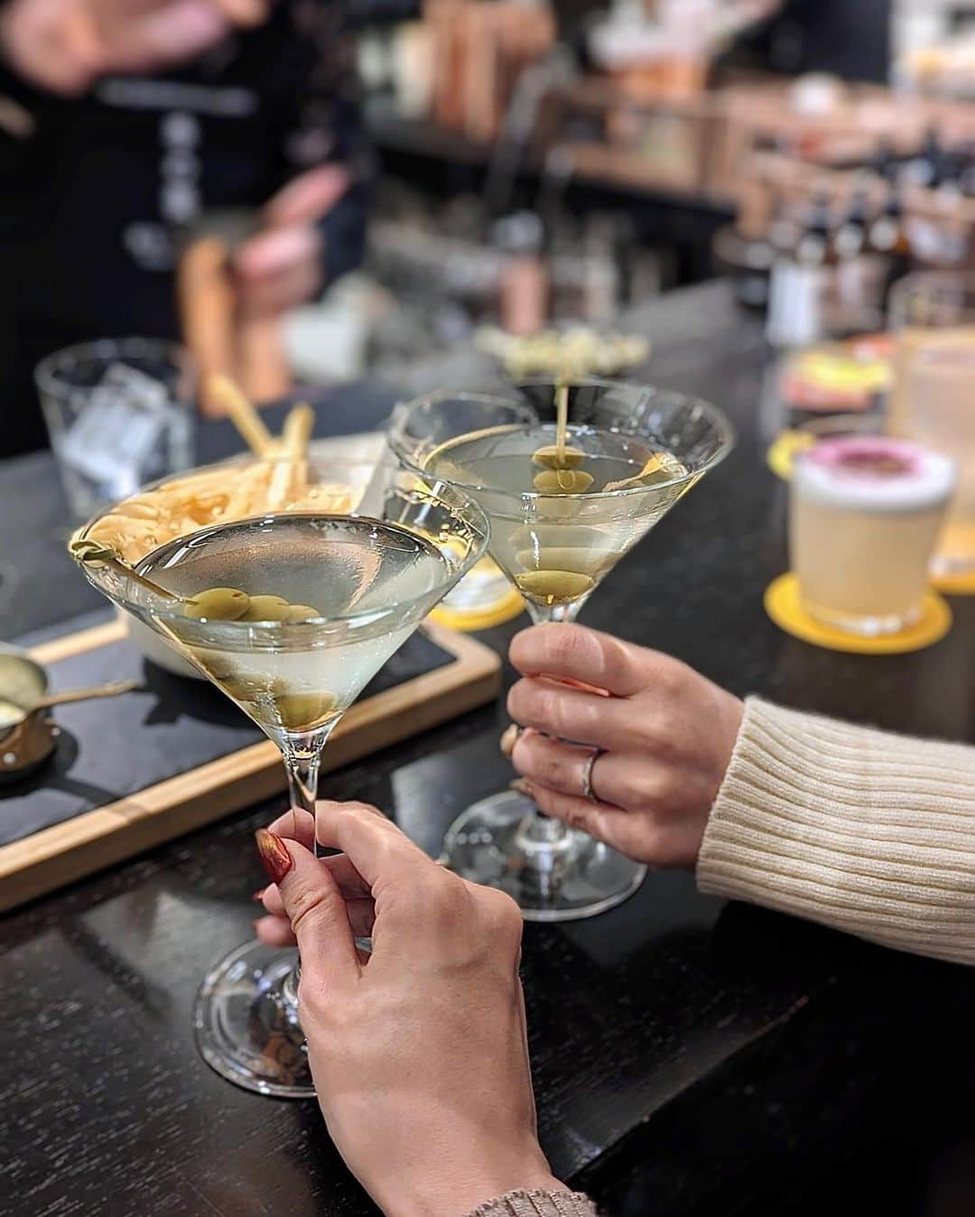 瀧口杏耶さんのインスタグラム写真 - (瀧口杏耶Instagram)「@andaztokyo 🍸 * #PR 一夜限りの @kinobi とのコラボイベントへ🥂 ご招待ありがとうございます😌 * マティーニのように見えるものは お茶のジンに水出し玉露や透明醤油をあわせた 「Dirty Chateani」  KINOBI Houseのマネージャーであり この日のバーテンダーのサクマ氏の シグネチャーカクテルのひとつ、 ジンベースに柚子と紫蘇が香る「MI YA BI」  ジンベースに燻されたお茶の薬のようなニュアンスと レモン/蜂蜜、 /生姜を加えた 身体を労わる優しい味わいの「Doctor's Orders」 の3種のカクテルをいただきました🍹 * どれも独創的な組み合わせでありながら、 出汁/醤油/紫蘇/お茶など日本らしい素材を ふんだんに使われていてどこか懐かしい味わいがあり 興味深く楽しい体験になりました☺️🫶  特にお茶のコクと出汁などの旨味を強く感じる 「Dirty Chateani」がとても好みでした🍸 * アンダーズ 東京のルーフトップ バーには こちらのバーテンダーさんを囲むカウンター席のほか 夜景が綺麗に見える窓際の席もある人気スポット🌃 定期的にこのようなコラボイベントも 開催しているようなので、 公式アカウントをチェックしてみてください🤍 * #アンダーズ東京#虎ノ門ヒルズ#虎ノ門グルメ#虎ノ門#ライフスタイルホテル#ラグジュアリーホテル#ルーフトップバー#カクテル#ホテルバー#バー#ホテル好きとつながりたい#港区 #andaztokyo#toranomonhills#bar #hotelbar#rooftopbar#cocktail」11月16日 20時07分 - aya_0429