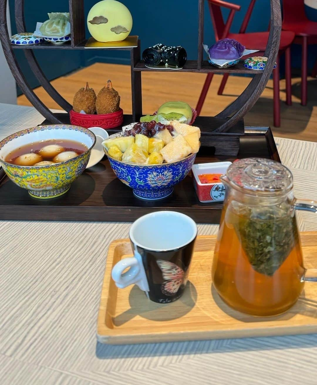 MICさんのインスタグラム写真 - (MICInstagram)「🍵 @xia.curator   ミカさんがかわいいアフタヌーンティーのお店見つけてくれて行ってきた\( ˙▿˙　)/❤️  香港故宮文化博物館の中にあるんだけど、香港風（？）のアフタヌーンティーで素敵🇭🇰 試したことのないお菓子たくさん食べれた🥟  洋風のアフタヌーンティーも好きだけどこういう古風な感じのも好きだな(꒦ິ⌑꒦ີ)  ２人で $488 でした  #香港故宮文化博物館 #xia下江南  #HongKongPalaceMuseum #afternoonteahk #westkowloon #afternoontea ##hkfoodie #hkcafe #hkcake  #hkkol #hkinfluencer  #hkjapanese #hkig  #打卡餐廳 #區區搵食 #西九文化區  #西九文化區美食  #かわいいカフェ  #アフタヌーンティー #アフタヌーンティー巡り #香港カフェ #香港アフタヌーンティー #香港ランチ  #カフェ巡り #🇭🇰 #海外生活  #香港観光 #香港生活」11月16日 20時09分 - micmofmof