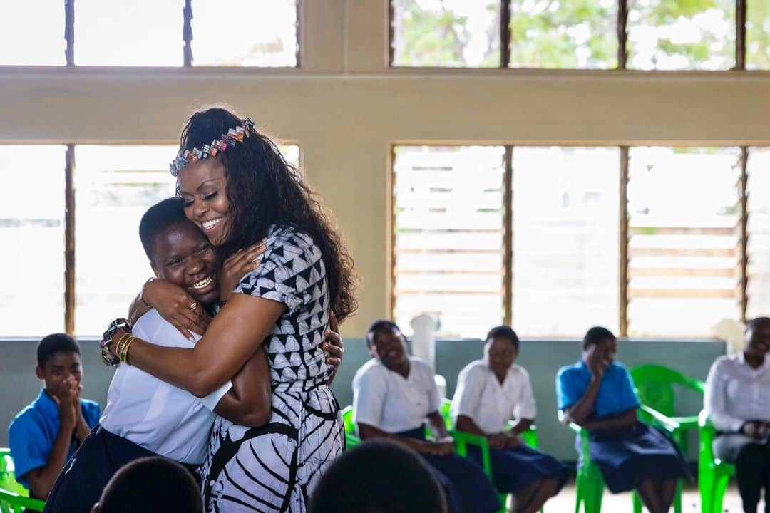 ミシェル・オバマさんのインスタグラム写真 - (ミシェル・オバマInstagram)「This week, @MelindaFrenchGates, Amal Clooney, and I are in Malawi as part of an effort we launched last year between the @GirlsOpportunityAlliance, @GatesFoundation, and @ClooneyFoundationforJustice to help end child marriage and to support women and girls pursuing their education. We’re meeting with grassroots leaders and changemakers to hear their stories and find ways to support girls who are working to overcome barriers to pursue their dreams.  We met with young women who are part of @AGEAfrica — a program supported by the Girls Opportunity Alliance — that provides girls with scholarships, mentorship, and afterschool programming. I saw so much of myself in these bright young women, and I was just so moved by their determination and resilience.  Making sure girls finish school is one of the best ways to counter child marriage and help them reach their fullest potential. Over the next few days, we’ll be sharing more stories from our trip — hope you’ll follow along.」11月16日 20時09分 - michelleobama