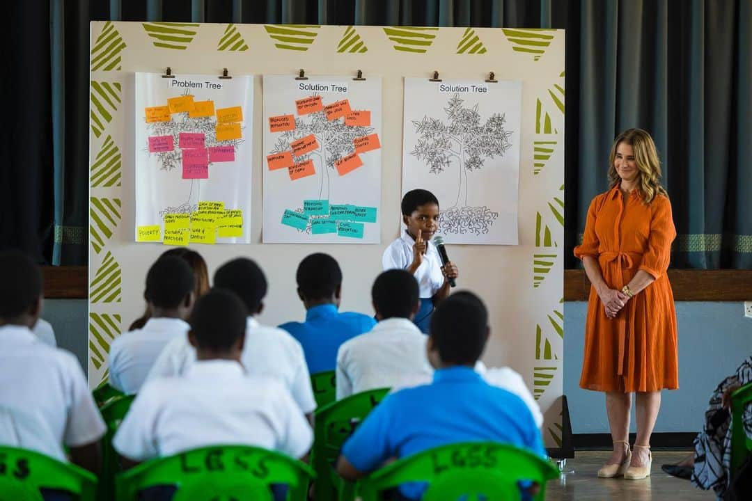 ミシェル・オバマさんのインスタグラム写真 - (ミシェル・オバマInstagram)「This week, @MelindaFrenchGates, Amal Clooney, and I are in Malawi as part of an effort we launched last year between the @GirlsOpportunityAlliance, @GatesFoundation, and @ClooneyFoundationforJustice to help end child marriage and to support women and girls pursuing their education. We’re meeting with grassroots leaders and changemakers to hear their stories and find ways to support girls who are working to overcome barriers to pursue their dreams.  We met with young women who are part of @AGEAfrica — a program supported by the Girls Opportunity Alliance — that provides girls with scholarships, mentorship, and afterschool programming. I saw so much of myself in these bright young women, and I was just so moved by their determination and resilience.  Making sure girls finish school is one of the best ways to counter child marriage and help them reach their fullest potential. Over the next few days, we’ll be sharing more stories from our trip — hope you’ll follow along.」11月16日 20時09分 - michelleobama