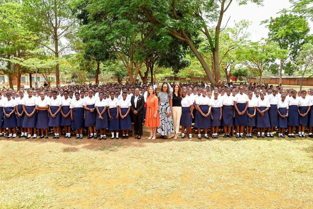 ミシェル・オバマのインスタグラム：「This week, @MelindaFrenchGates, Amal Clooney, and I are in Malawi as part of an effort we launched last year between the @GirlsOpportunityAlliance, @GatesFoundation, and @ClooneyFoundationforJustice to help end child marriage and to support women and girls pursuing their education. We’re meeting with grassroots leaders and changemakers to hear their stories and find ways to support girls who are working to overcome barriers to pursue their dreams.  We met with young women who are part of @AGEAfrica — a program supported by the Girls Opportunity Alliance — that provides girls with scholarships, mentorship, and afterschool programming. I saw so much of myself in these bright young women, and I was just so moved by their determination and resilience.  Making sure girls finish school is one of the best ways to counter child marriage and help them reach their fullest potential. Over the next few days, we’ll be sharing more stories from our trip — hope you’ll follow along.」