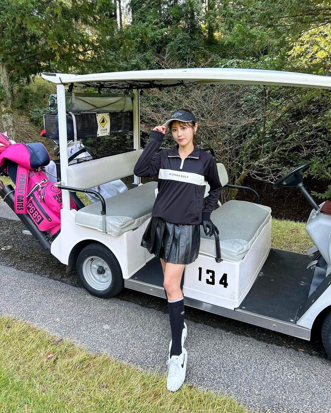 yurishonさんのインスタグラム写真 - (yurishonInstagram)「久しぶりのラウンド⛳️✨ ⁡ ⁡ 寒くなってきたから @rienda_golf で オーダーしたゴルフウェアやっと着れた🖤  ⁡ モノトーンコーデ可愛いよね〜🐈‍⬛♡  ⁡ ⁡ #ゴルフ#ゴルフウェア#女子ゴルフ#リエンダゴルフ#golf」11月16日 20時10分 - yurishon