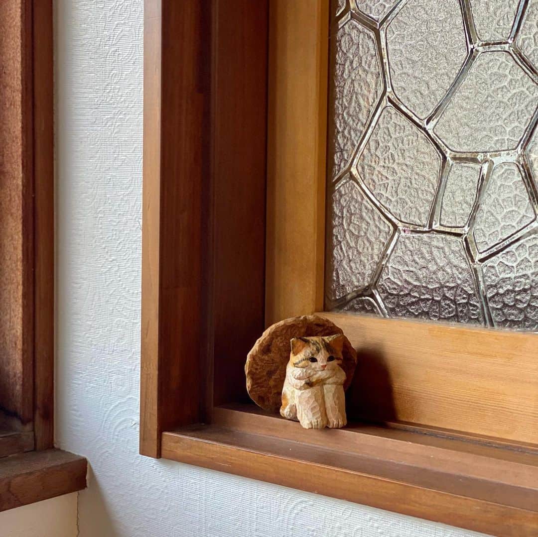 花房さくらさんのインスタグラム写真 - (花房さくらInstagram)「クッキーの陰に隠れたがる猫ありけり  This cat likes to hide behind cookies.  #クッキー #cookie #🍪  #woodcarving #cat #sculpture #hanafusasakura」11月16日 20時10分 - sakura_hanafusa