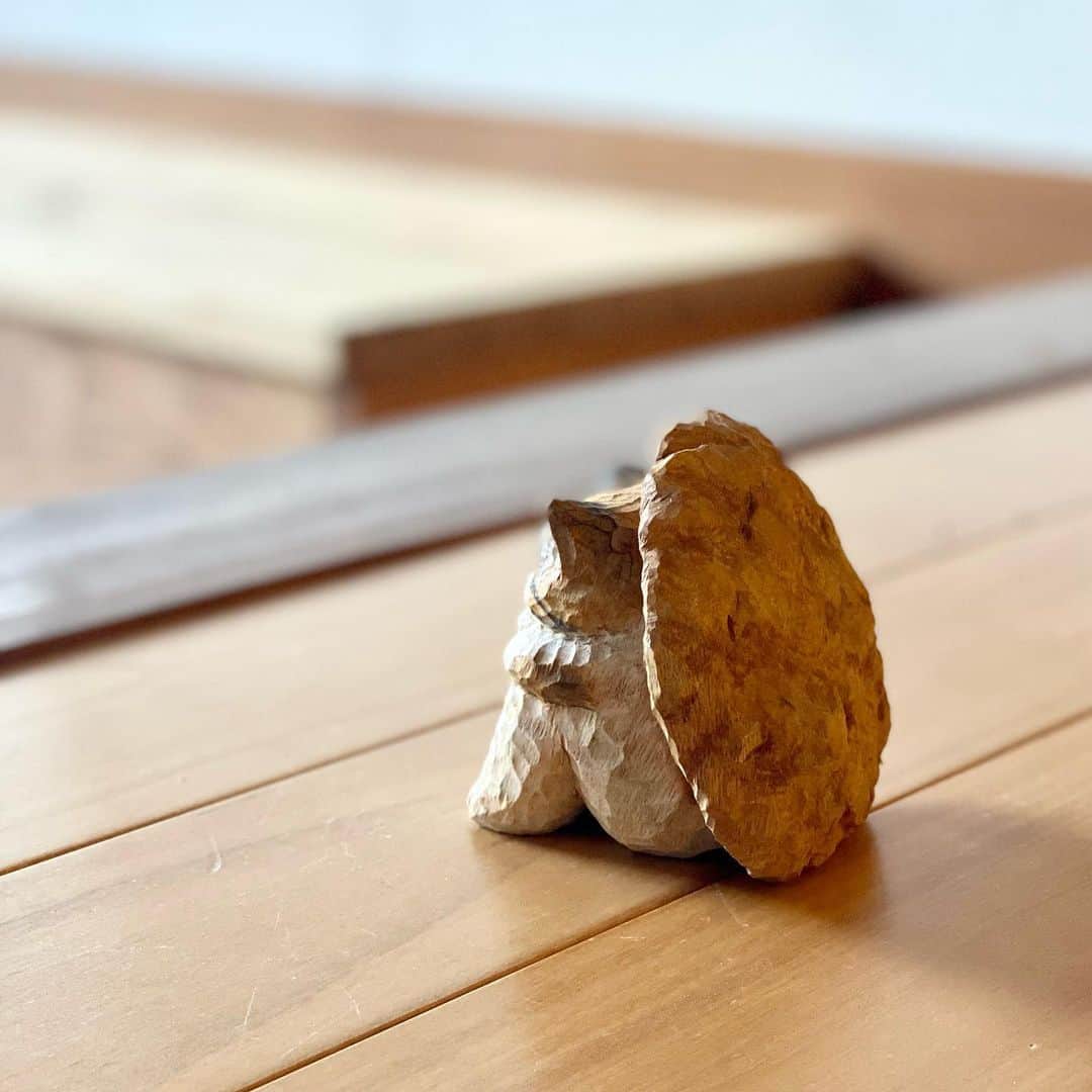 花房さくらさんのインスタグラム写真 - (花房さくらInstagram)「クッキーの陰に隠れたがる猫ありけり  This cat likes to hide behind cookies.  #クッキー #cookie #🍪  #woodcarving #cat #sculpture #hanafusasakura」11月16日 20時10分 - sakura_hanafusa