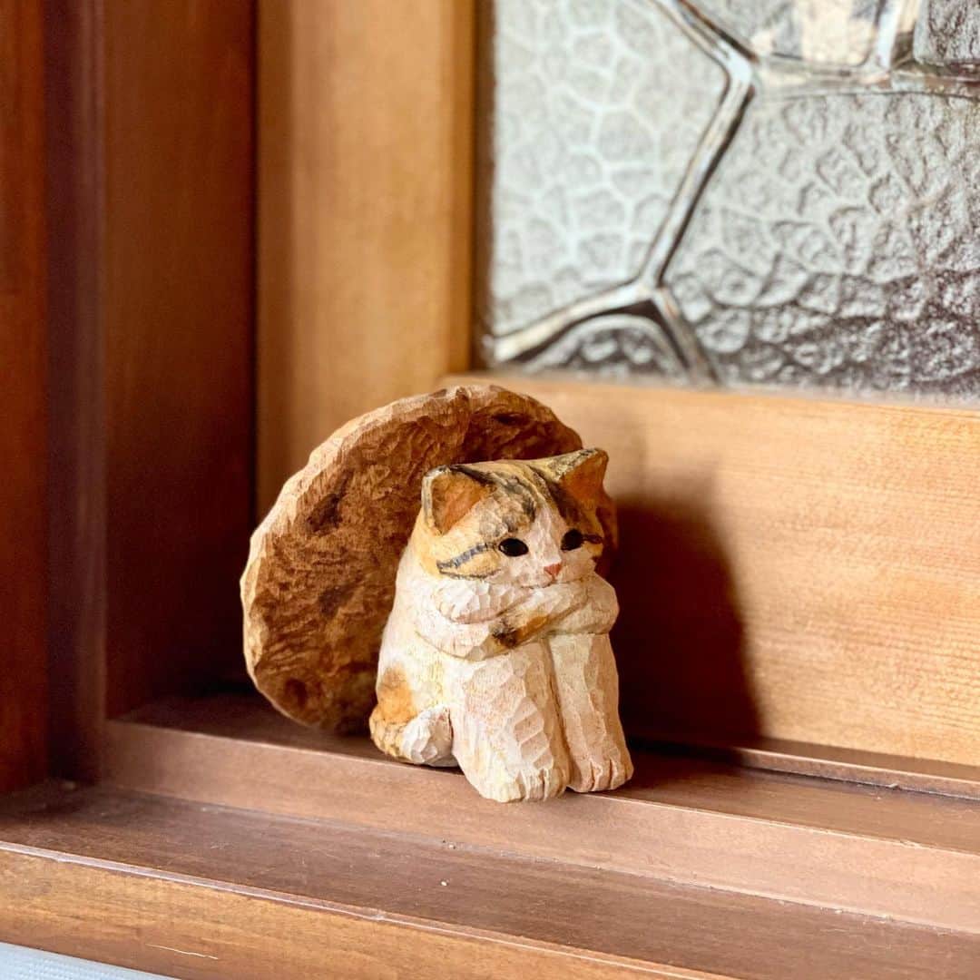 花房さくらのインスタグラム：「クッキーの陰に隠れたがる猫ありけり  This cat likes to hide behind cookies.  #クッキー #cookie #🍪  #woodcarving #cat #sculpture #hanafusasakura」