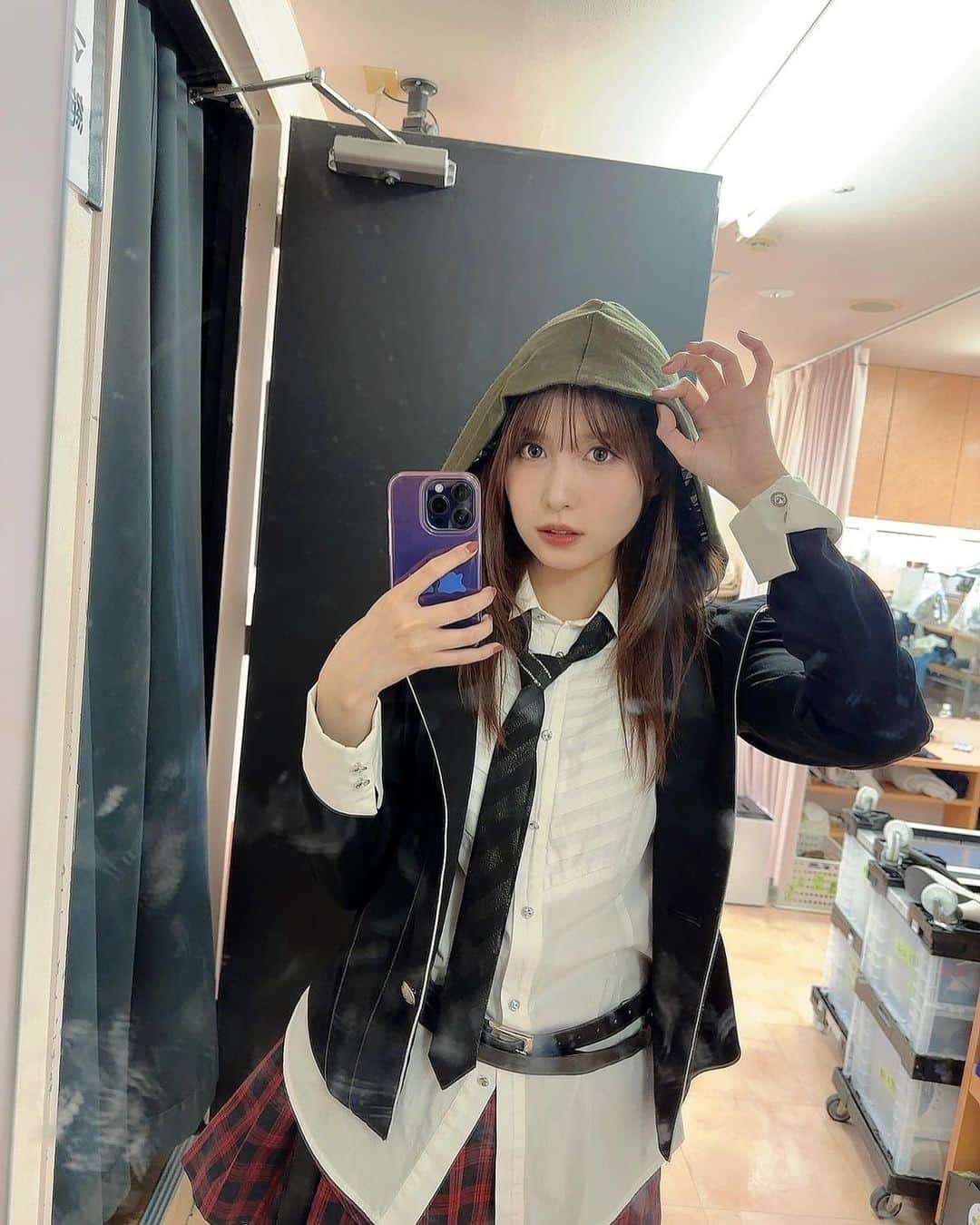 谷口めぐのインスタグラム：「.  憧れのBeginnerオリジナル衣装  AKB入って9年で初めてパーカーを被る演出のBeginnerを披露出来たことがめちゃくちゃ嬉しかった...🖤  鏡汚っ   #AKB48 #Beginner #オサレカンパニー」