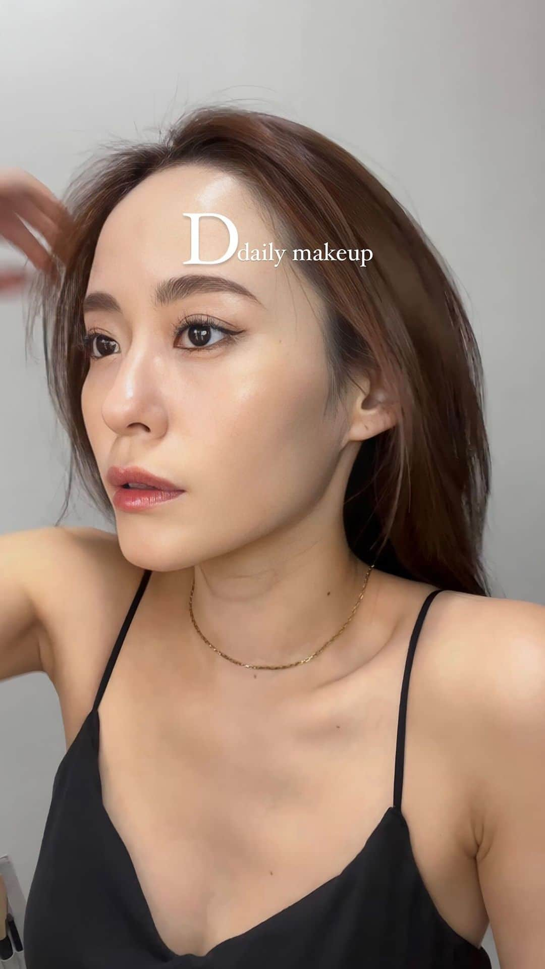 関本香里のインスタグラム：「Daily make up🤍  ベーメイク後から 完成までのフルメイクを ひたすら動画におさめました🤣💄  長くなっちゃうから早送りで忙しないのと マスカラ塗ってる時の顔がひどいのは見逃してください🙏  #メイク #秋冬メイク #メイク動画 #コスメ #メイクアップ #化粧 #毎日メイク」