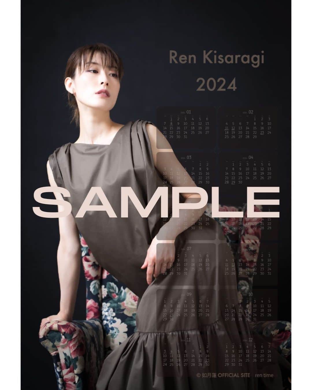 如月蓮のインスタグラム：「. 『 2024年 Ren Kisaragi カレンダー 』 ⁡ …昔、我が家のトイレの壁は仲間達のイケ散らかしたポスターカレンダーでいっぱいでした😂 もはやカレンダーの役割はなく、ただ目の保養にしていたものです🤫笑 ⁡ 今回、気に入った一枚の写真に出会えたので、思い切ってポスターカレンダーにしてみました🙈💓 ⁡ 写真プリントにこだわり、画質がとても良いです◎ 光の反射も抑え、指紋もつきにくいように半光沢紙に✨ ⁡ お部屋でもトイレでも、飾っていただけたら嬉しいです🥰 よろしければ、ぜひお求めください💕 ⁡ サイズ：幅254mm× 高さ364mm（約B4サイズ） 紙：半光沢紙（フジカラー Crystal Archive Paper） 表面印刷一枚 ⁡ 【価格】 サインなし：2,000円（税込2,200円） 直筆サイン付き：3,000円（税込3,300円） ⁡ ▼予約販売で受付中です！ 11月23日（木）17：00まで 如月蓮OFFICIAL SITE 『ショッピング』にて ⁡ ⚫︎お知らせ⚫︎ ショッピングの販売期間は 2023年12月12日（火）までです。 マグカップやポーチなど、買い逃しのないようお早めにお求めください😊 . . . #如月蓮 #RENスタグラム」
