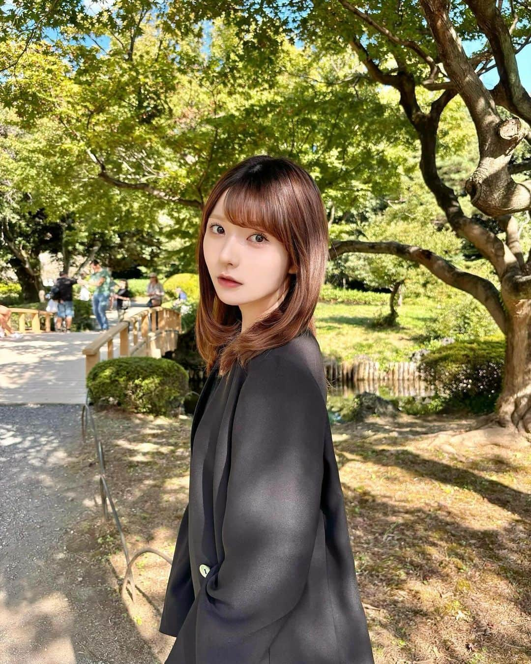 秦はるかのインスタグラム：「秋散歩。 どんぐりたくさん落ちてたよ🍂」