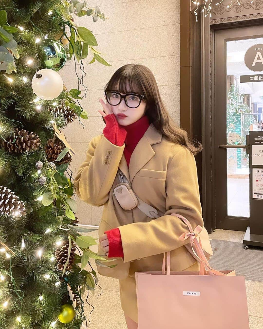 河﨑莉奈のインスタグラム：「街がクリスマスムード🐻🎄💌  今年のクリスマス楽しみだなぁ🎀💭」