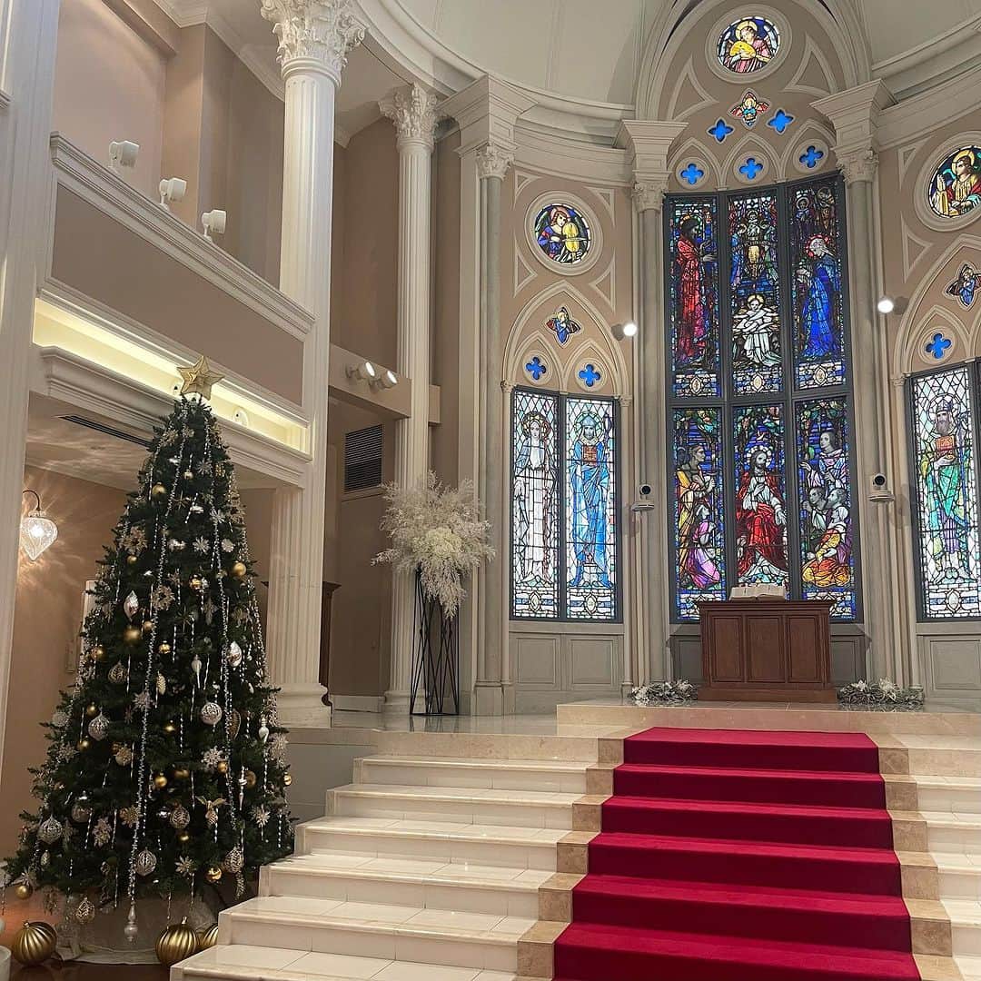 ArtGraceWeddingHillsのインスタグラム：「・ 【Memorial Christmas】 ~ありがとうステンドグラス~  チャペルリニューアル前、最後のステンドグラスでのクリスマスパーティー。 当館でご結婚を挙げられたおふたりがご家族皆様でMemorialなChristmasを過ごせますように…  〜The Event Date〜 12月22日(金) 23日(土) 24日(日) 22日 18:00～20:00　受付17:15 23日 19:00～20:30　受付18:15 24日 1部17:00～19:00　受付16:15 24日 2部20:00～22:00　受付19:15 料金 大人1名様 ¥18,000 お子様プチコース¥5,000 お子様プレート¥3,000 幼児以下 席のみ ※ 全て税金・サービス料込み ※ お食事会場につきましては結婚式を挙げられた会場と異なる場合がございます。 ※ 相席の可能性あります。 ※ 組数限定：定員に達し次第、締切とさせていただきます。  最後のステンドグラスチャペル。 沢山のお客様をアートグレイスウエディングヒルズスタッフ一同心よりお待ちしております✨」