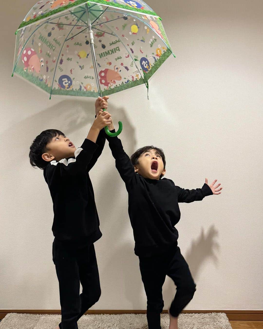 Rienaさんのインスタグラム写真 - (RienaInstagram)「・ 普段子供達、傘を使う機会が滅多になくて 子供用の傘が必要なタイミングがなかったのだけど、 この間お買い物に行ったらこれがどうしても欲しいと懇願されて買ってあげたら、毎日この調子🤭😂  記念に写真を撮ろうと思って撮ったはいいけど、 まともな写真が撮れるわけもなく...🥴🫠🥱  2歳差ボーイズ  今日も元気であります🫡🫡🫡  #Riena#2歳差育児#男の子ママ#ピクミン」11月16日 20時15分 - riena0809
