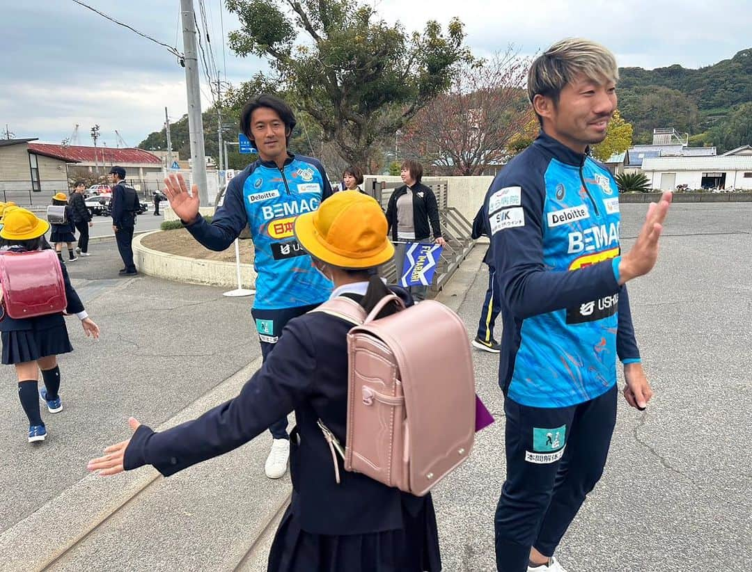 櫻内渚のインスタグラム：「あいさつ運動＆みまもる運動 今日は伯方小学校。 安全に帰りましょう😁  #fc今治 #突き進め光射す方へ #伯方小学校 #次はどこの学校かな」