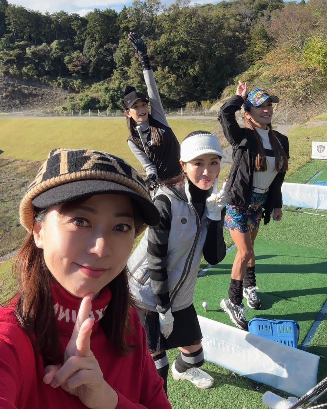 ImotoEtsuyo さんのインスタグラム写真 - (ImotoEtsuyo Instagram)「#こんばんは ・ 先日の @hirogolf1977 先生の  #ラウンドレッスン ⛳️ ・ ドライバー迷子が続いていだけれど お陰様で良くなりました。 もう，嬉しくて…🤍 ヒロくん先生ありがとうございました😊 毎月お願いしたいのですが 大人気の先生なのでラウンドレッスンは 直ぐに予約でいっぱいになってしまうそう。 ですよね…。 ・ ・ ゴルフは本当に難しくて なかなか上達しませんが 楽しい⛳️ですね。 ・ この日パターも教えて頂いたので 上手く打てるように練習頑張ります。 ・ #ゴルフウェア は @lanvin_sport_  #ランバンスポール また改めて紹介させて頂きます⛳️ ・  ・ #ゴルフ #golf #ラウンド  #ラウンドレッスン  #レッスン  #ゴルフ女子  #ゴルフ好き  #ゴルフ場」11月16日 20時17分 - bisuhada