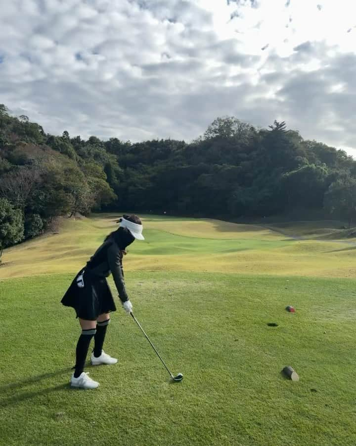 ImotoEtsuyo のインスタグラム：「#こんばんは ・ 先日の @hirogolf1977 先生の  #ラウンドレッスン ⛳️ ・ ドライバー迷子が続いていだけれど お陰様で良くなりました。 もう，嬉しくて…🤍 ヒロくん先生ありがとうございました😊 毎月お願いしたいのですが 大人気の先生なのでラウンドレッスンは 直ぐに予約でいっぱいになってしまうそう。 ですよね…。 ・ ・ ゴルフは本当に難しくて なかなか上達しませんが 楽しい⛳️ですね。 ・ この日パターも教えて頂いたので 上手く打てるように練習頑張ります。 ・ #ゴルフウェア は @lanvin_sport_  #ランバンスポール また改めて紹介させて頂きます⛳️ ・  ・ #ゴルフ #golf #ラウンド  #ラウンドレッスン  #レッスン  #ゴルフ女子  #ゴルフ好き  #ゴルフ場」