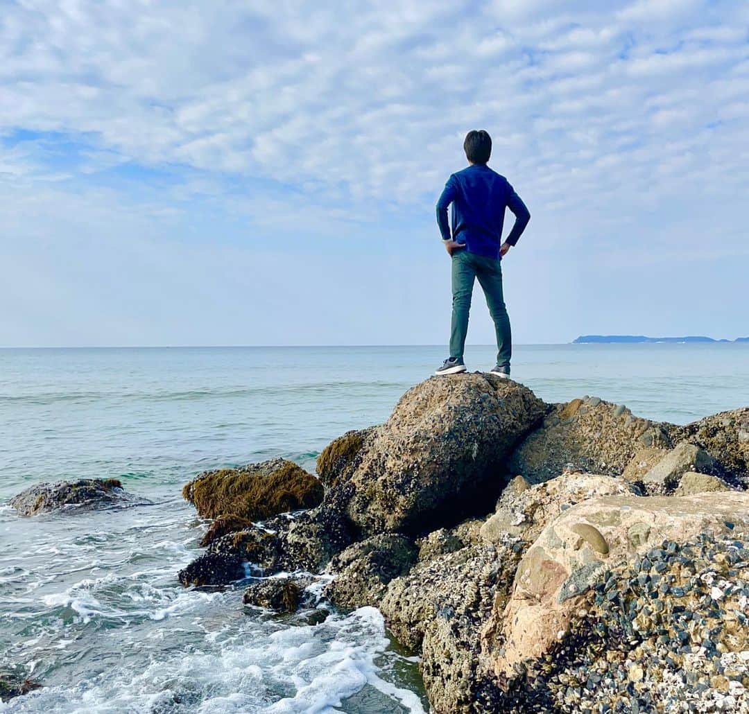 吉崎仁康さんのインスタグラム写真 - (吉崎仁康Instagram)「先日 福岡での撮影の合間に、奈多海岸に行ってきました。砂の岸壁と美しい砂浜の対比が素晴らしく、しばらく留まって見惚れていました。 最近は国内の名所＆絶景巡りがたまらなく楽しい。  #奈多海岸  #奈多  #福岡絶景  #アナウンサー #吉崎仁康 #久留米 #自撮り大変」11月16日 20時17分 - yoshiyasu.yoshizaki